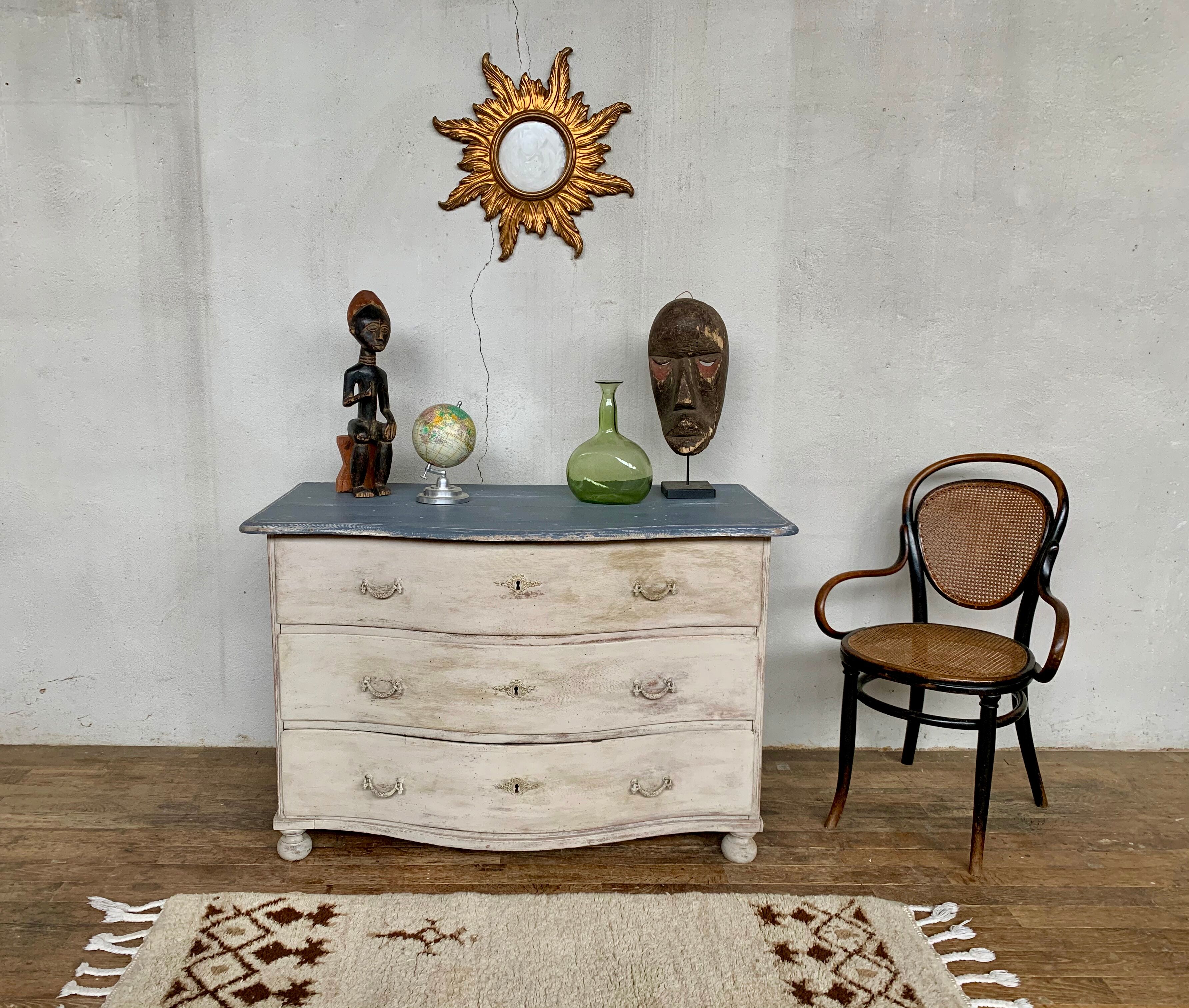 Curved chest of drawers in fine oak XVlllème