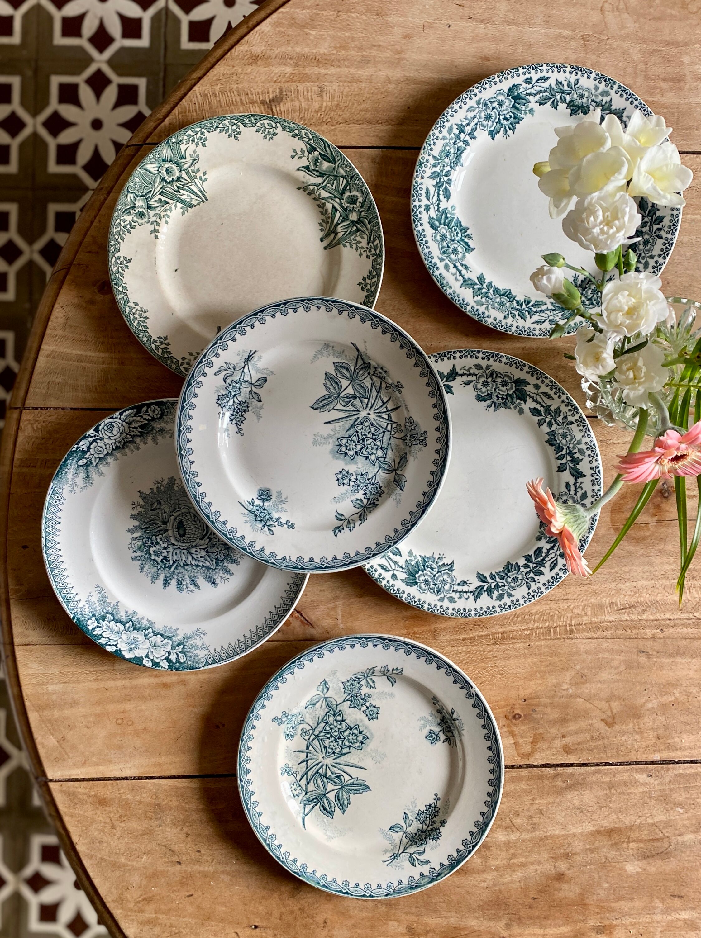 Lot dépareillé de 6 assiettes plates en terre de fer