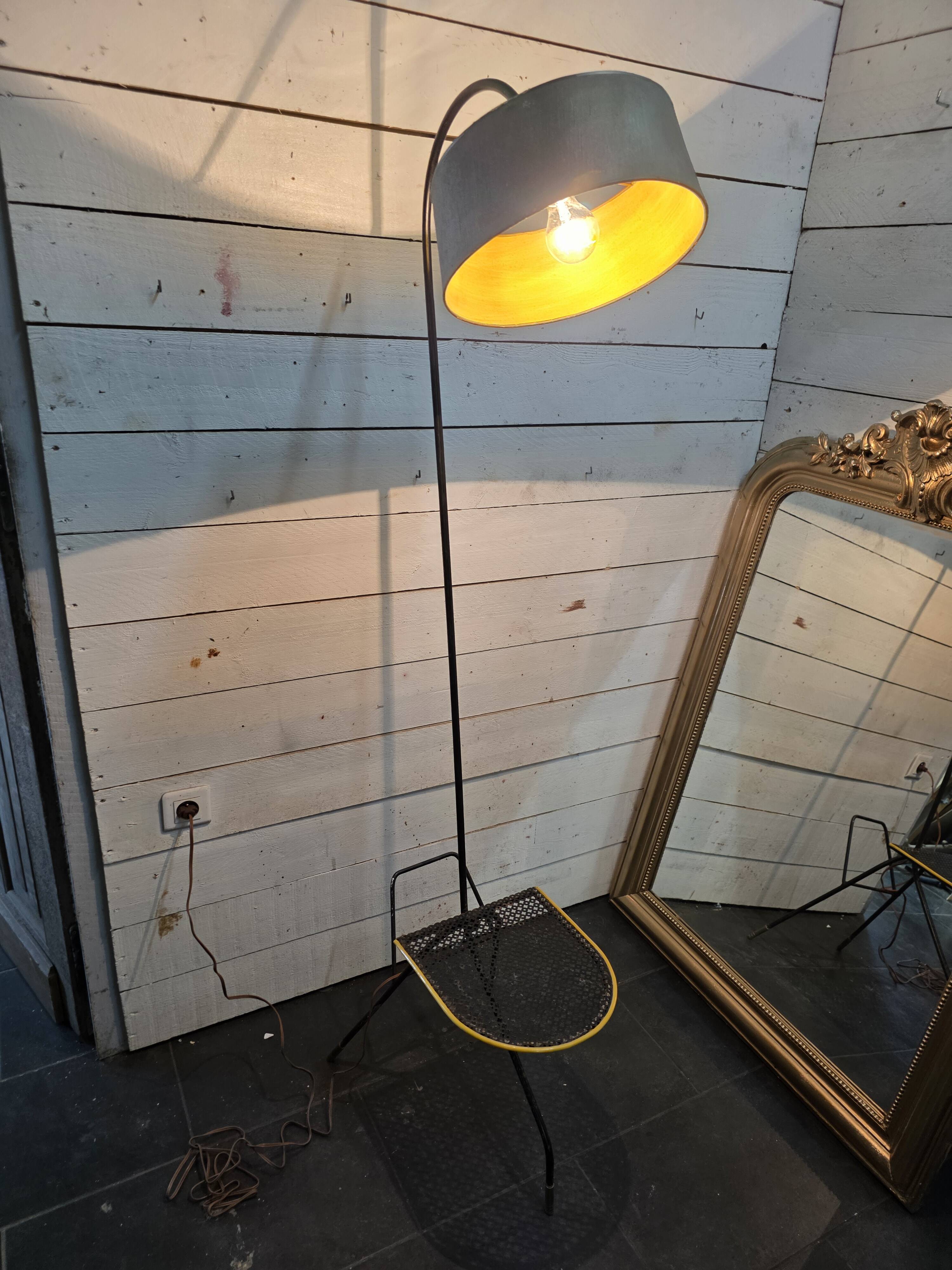 Lampadaire tripode style Matégot années 50