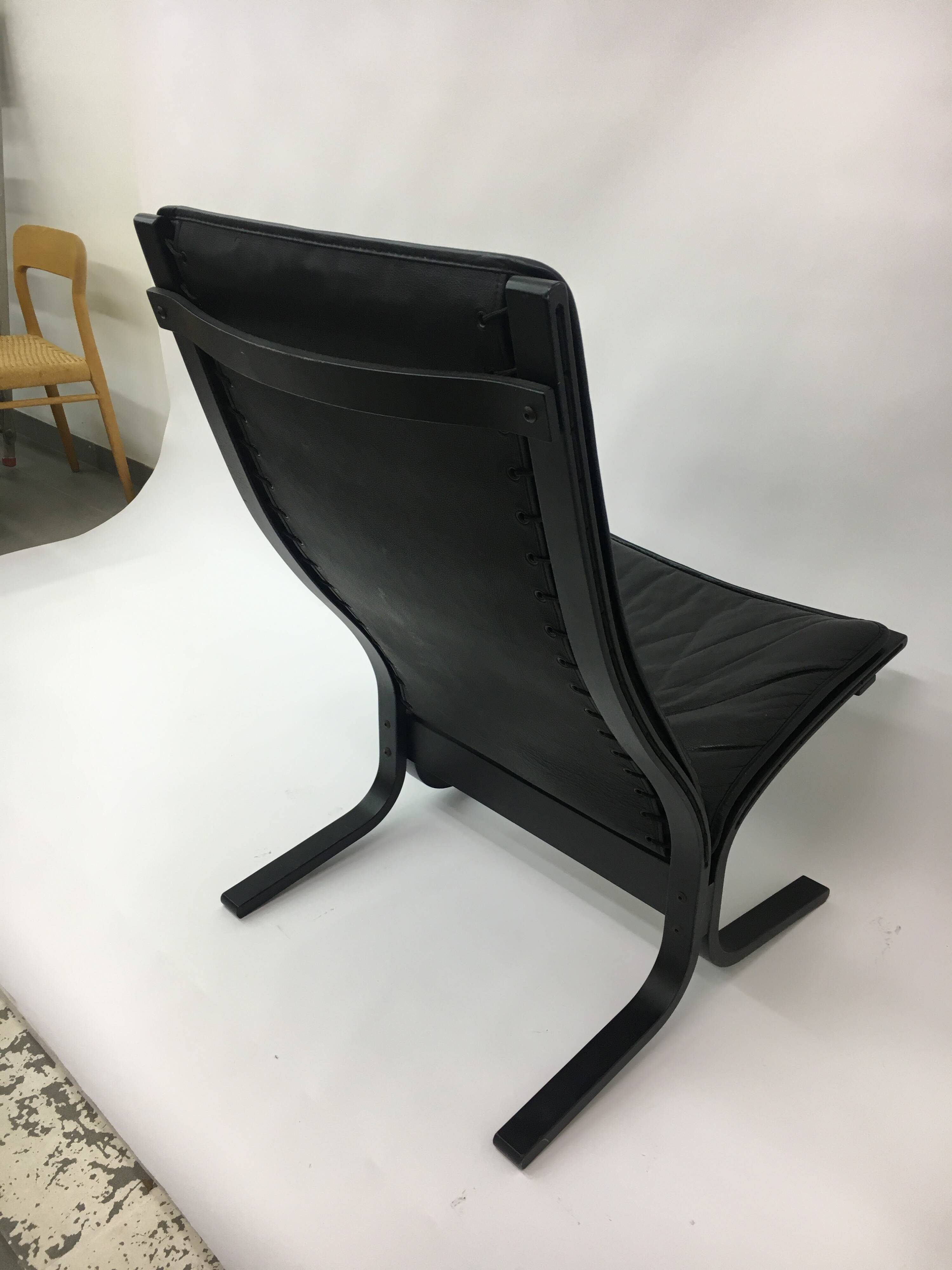 Mid-Century design black leather lounge chair by Ingmar Relling for Westnof