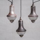 Ensemble de trois suspensions antiques en verre gravé