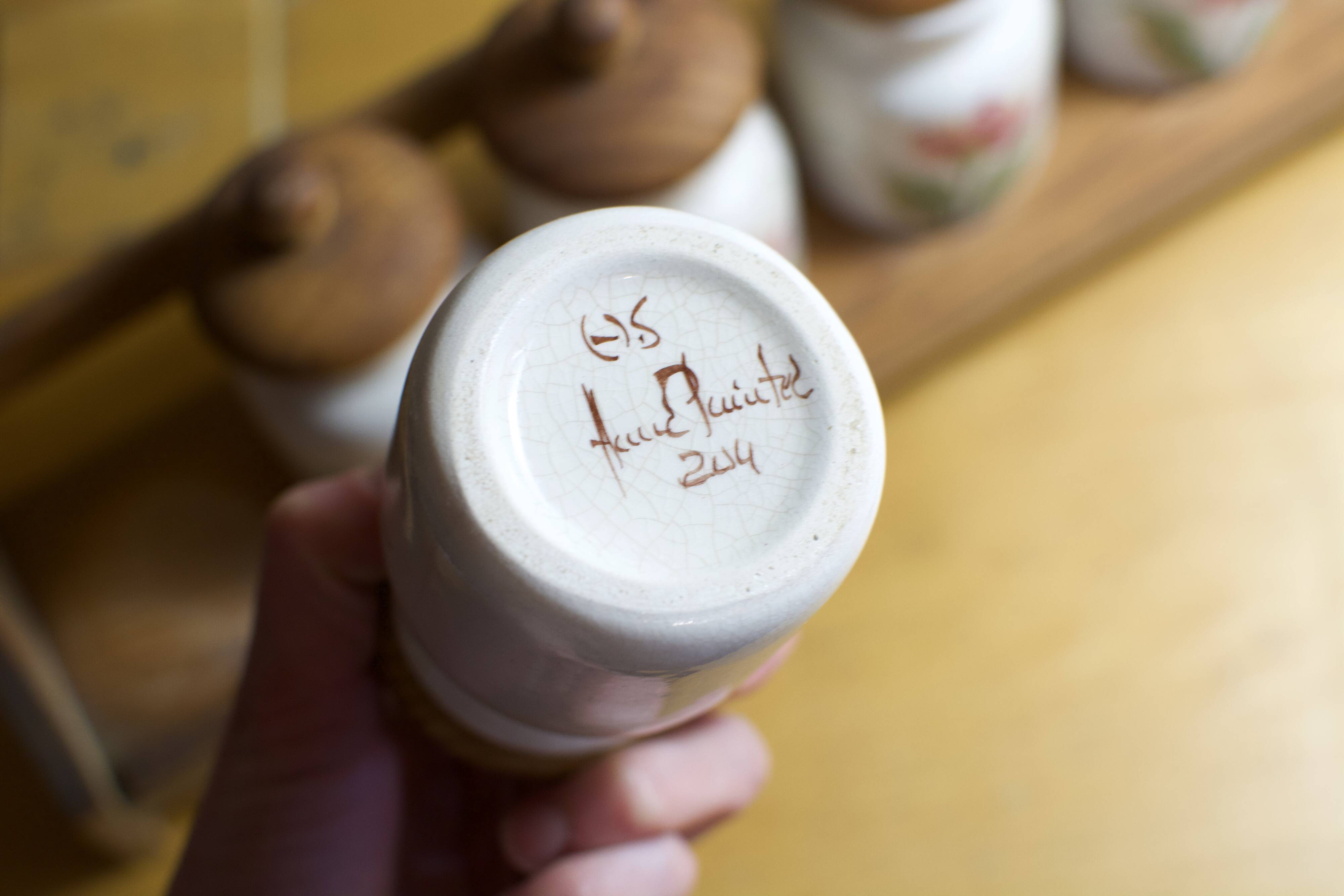 Spice pot on shelves