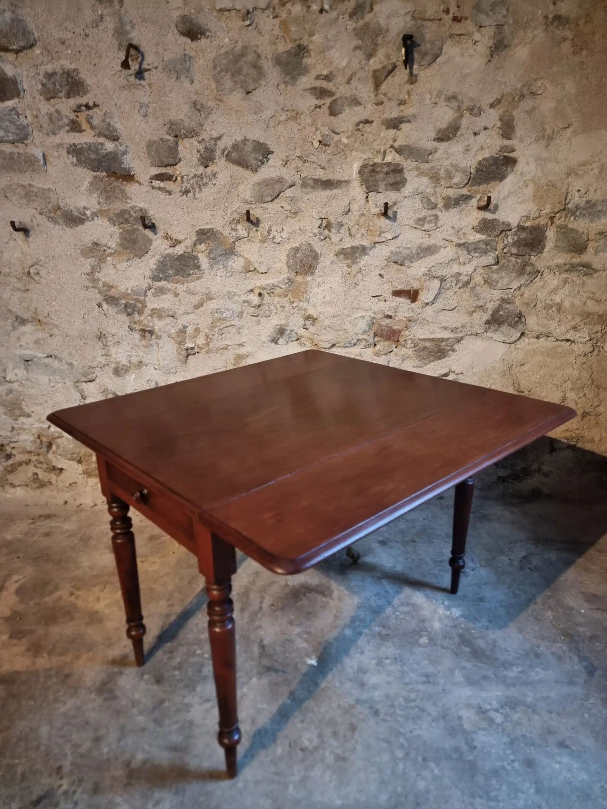Antique English drop-leaf table in mahogany, late 19th century.