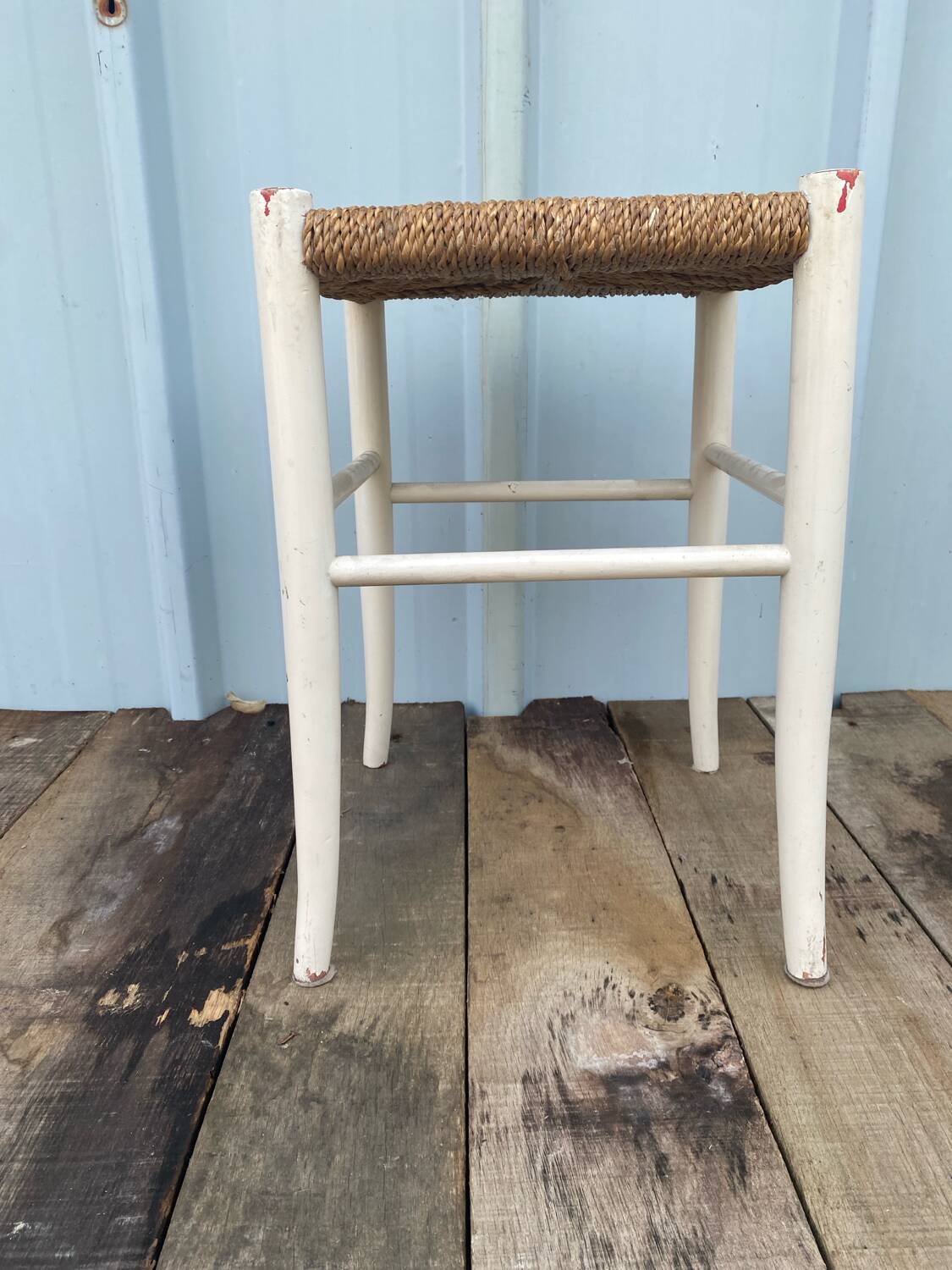 Tabouret Ancien en Bois Blanc + Assise Paille Tressée Vintage