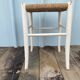 Tabouret Ancien en Bois Blanc + Assise Paille Tressée Vintage