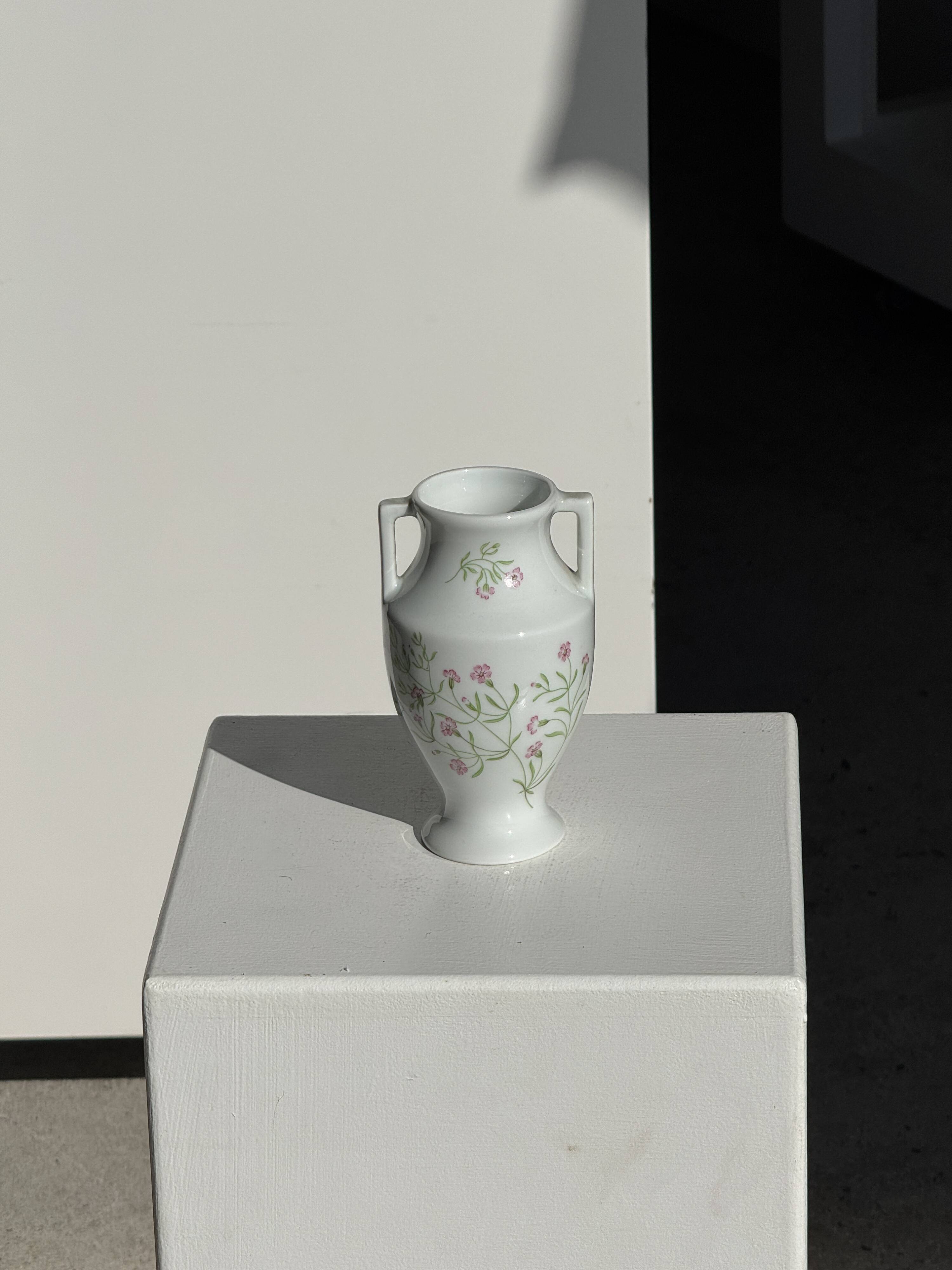 Small porcelain amphora from the Royal Lily of Limoges, limited edition, decorated.