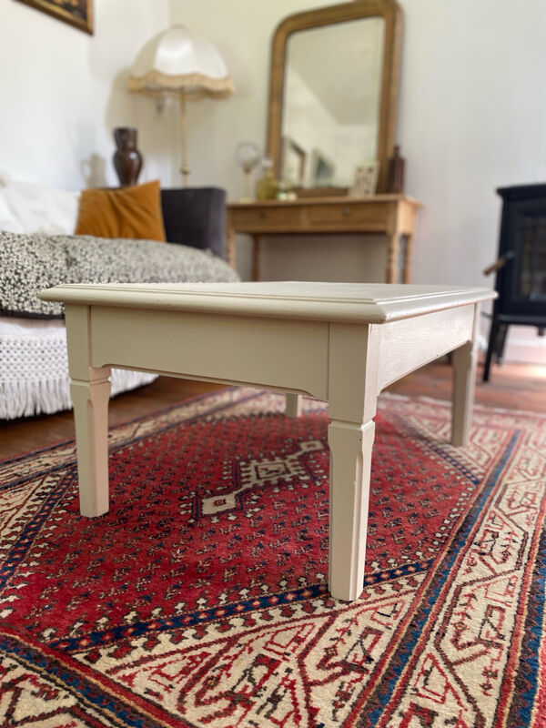 Table basse en bois ancien écru