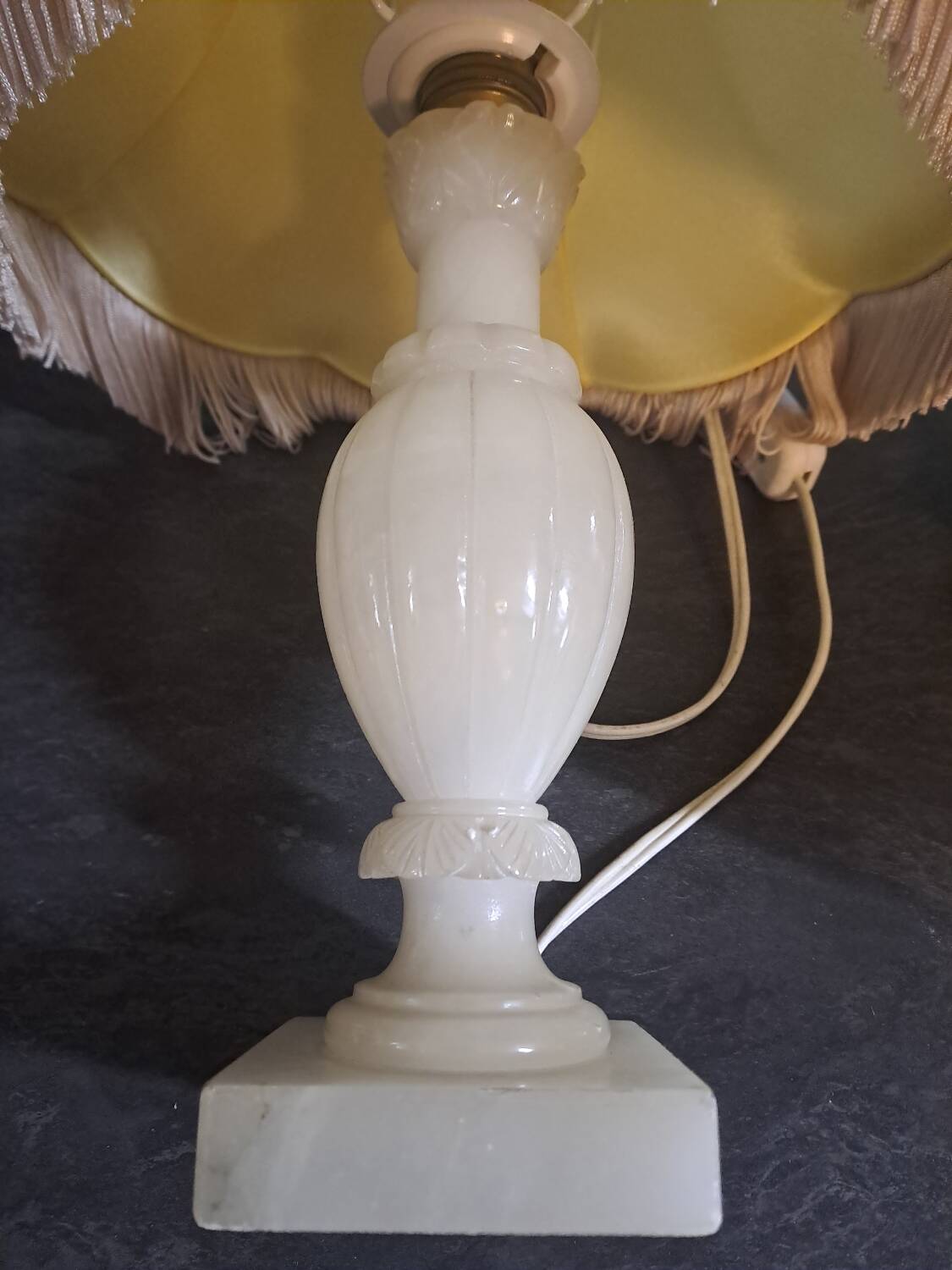 2 bedside lamps in white alabaster with lampshades.