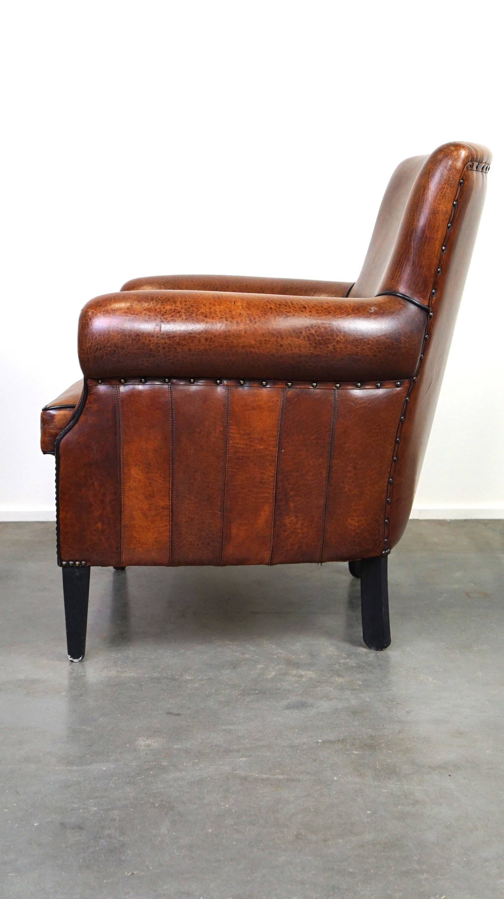 Correct and comfortable sheep leather armchair/armchair with a beautiful finish