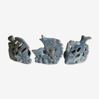 Ensemble de 3 bougeoirs en céramique émaillée gris bleu, forme "poisson".