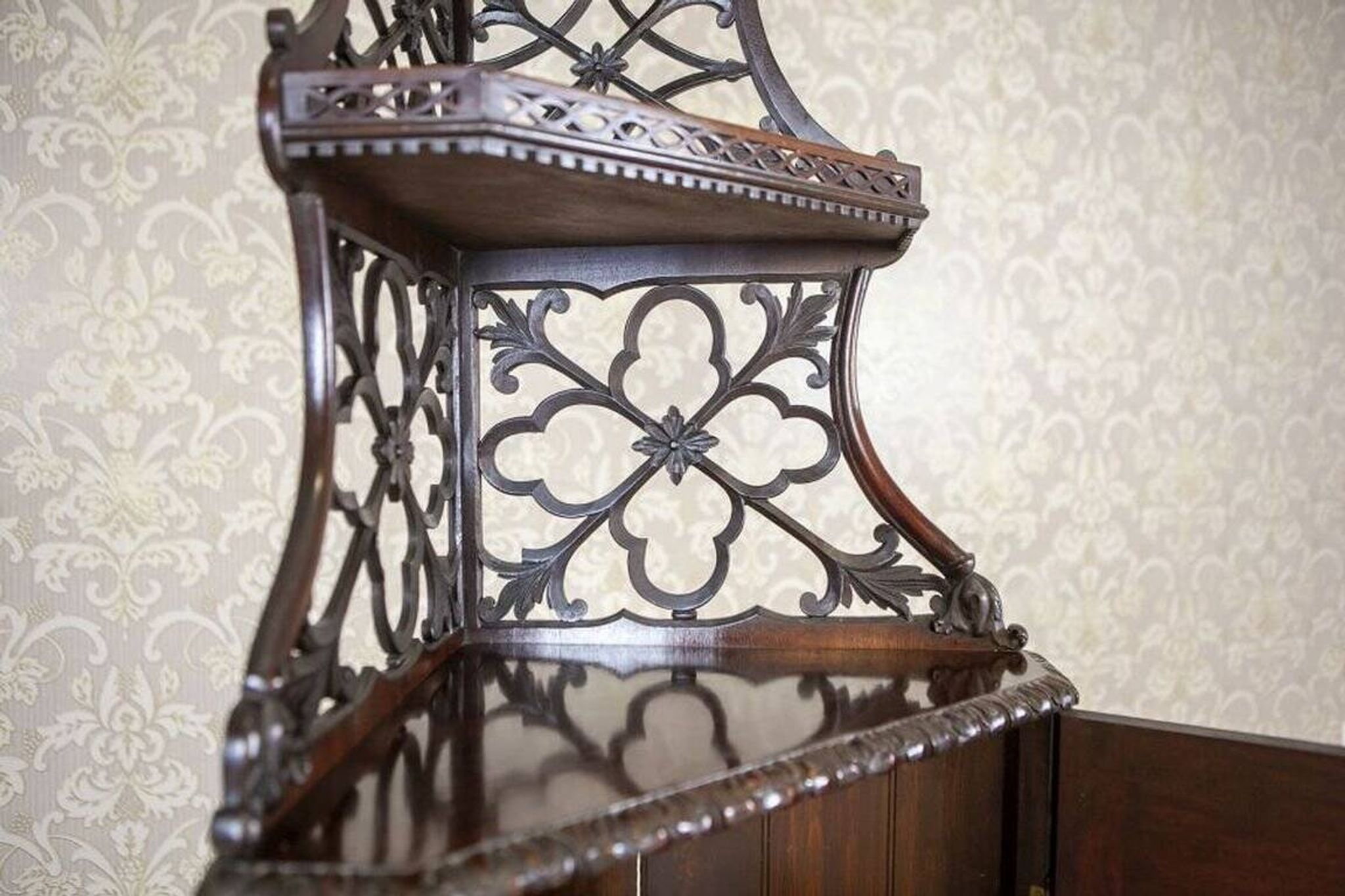 Cabinet d'angle en acajou, années 1890
