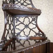 Cabinet d'angle en acajou, années 1890