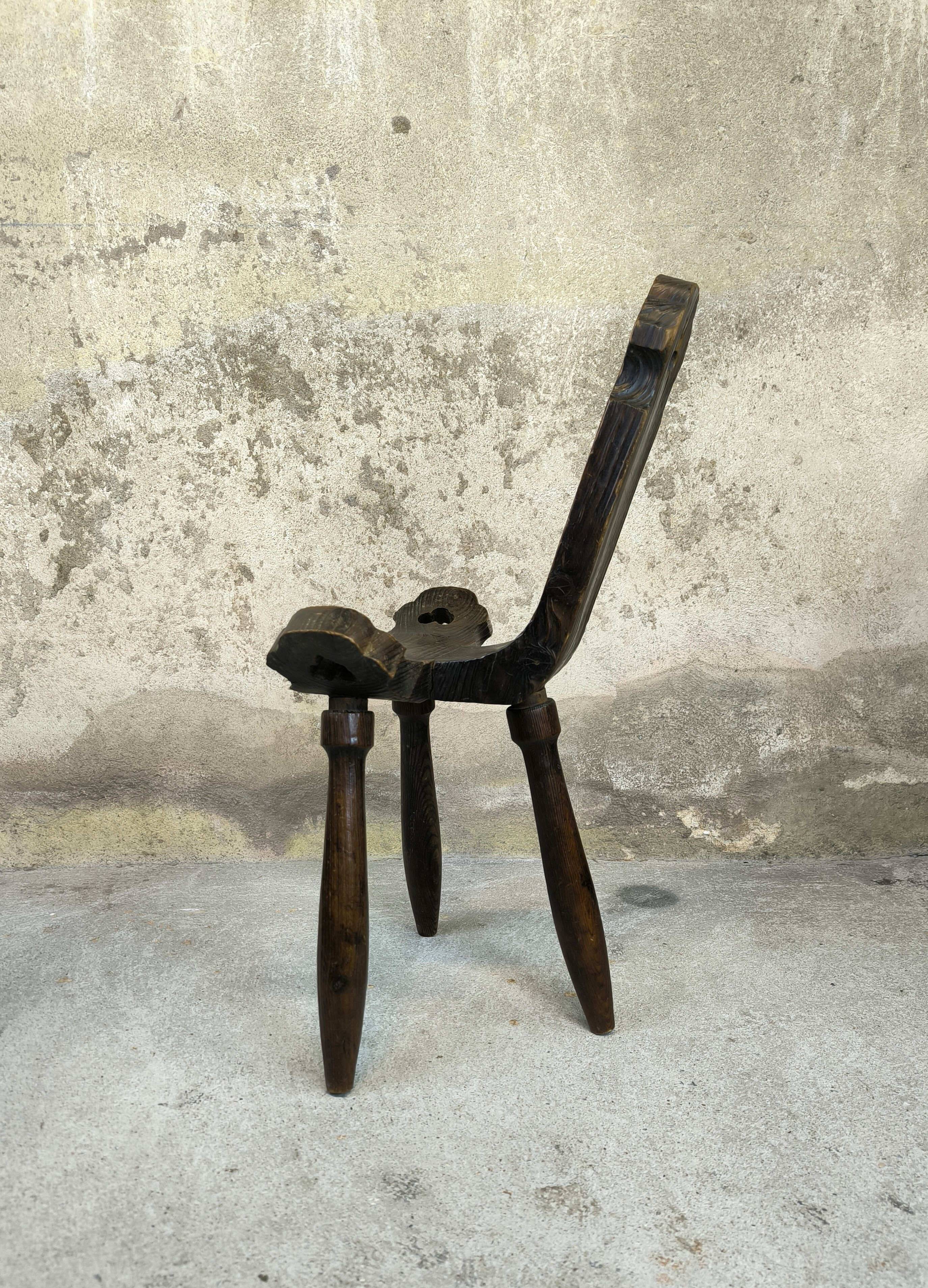 Chaise basse tripode brutaliste en bois