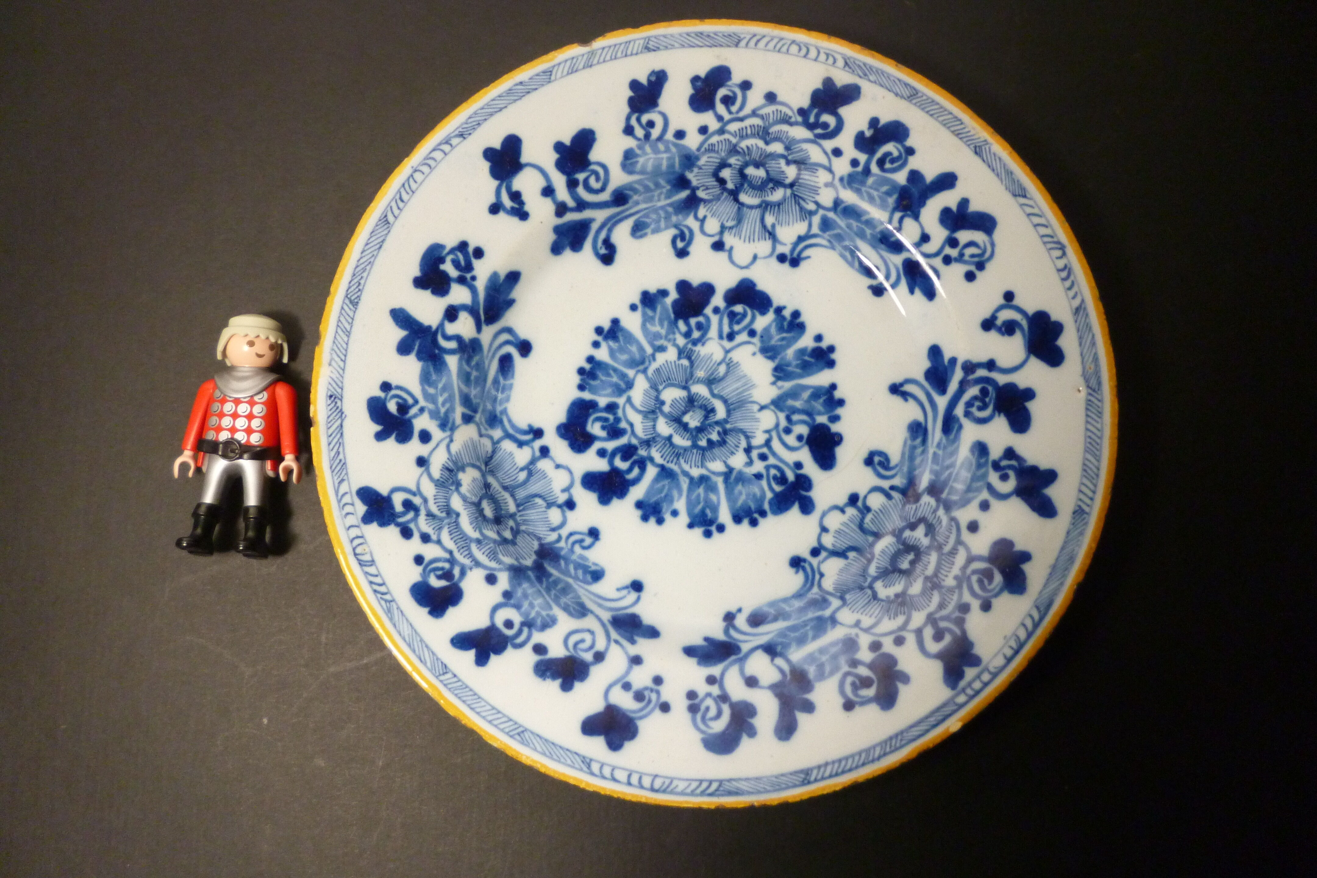 Assiette en faience de delft « rosace» 18ème