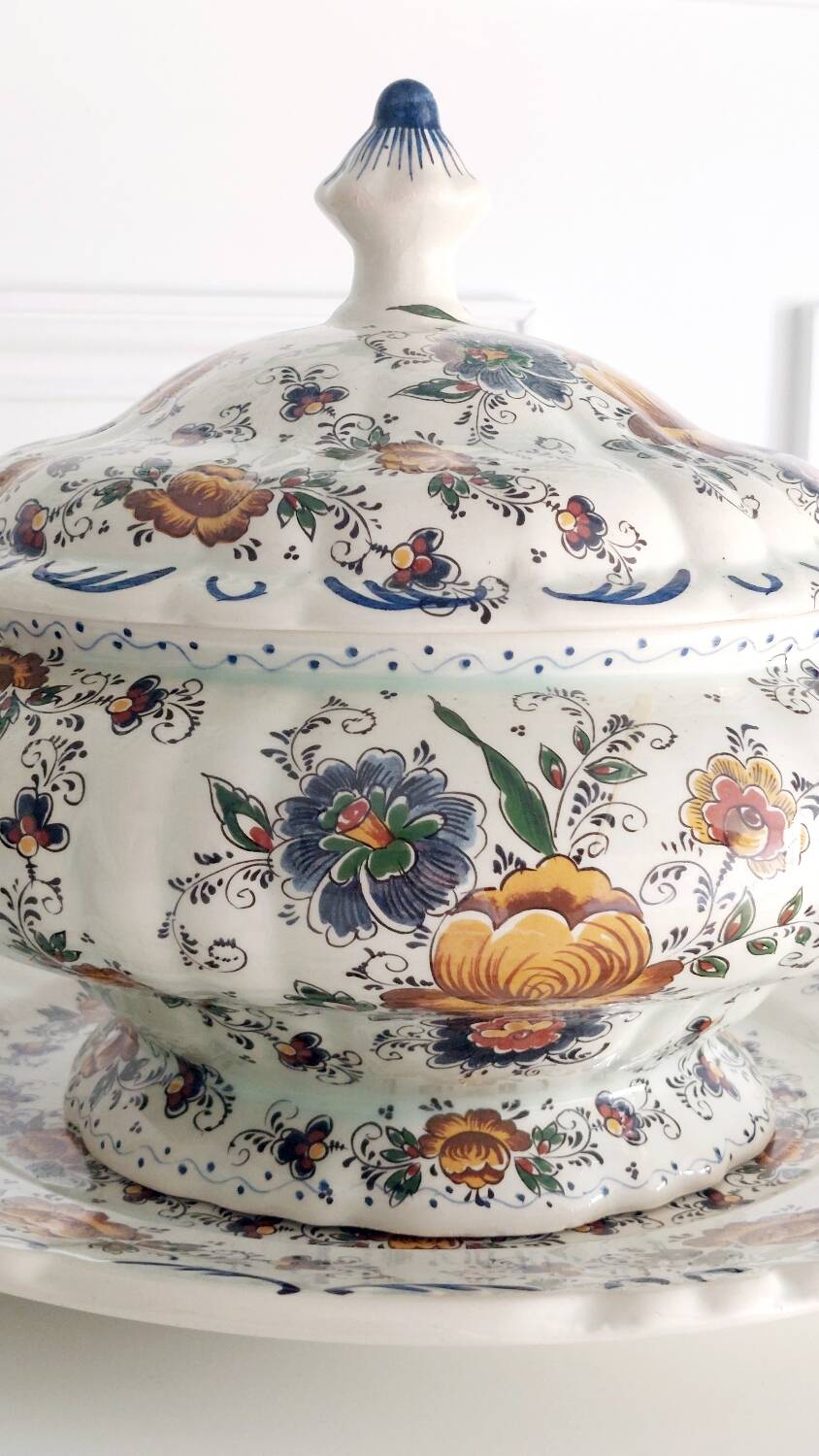 Rare - Earthenware soup tureen HB Quaregnon, floral decoration signed Hubert Becquet
