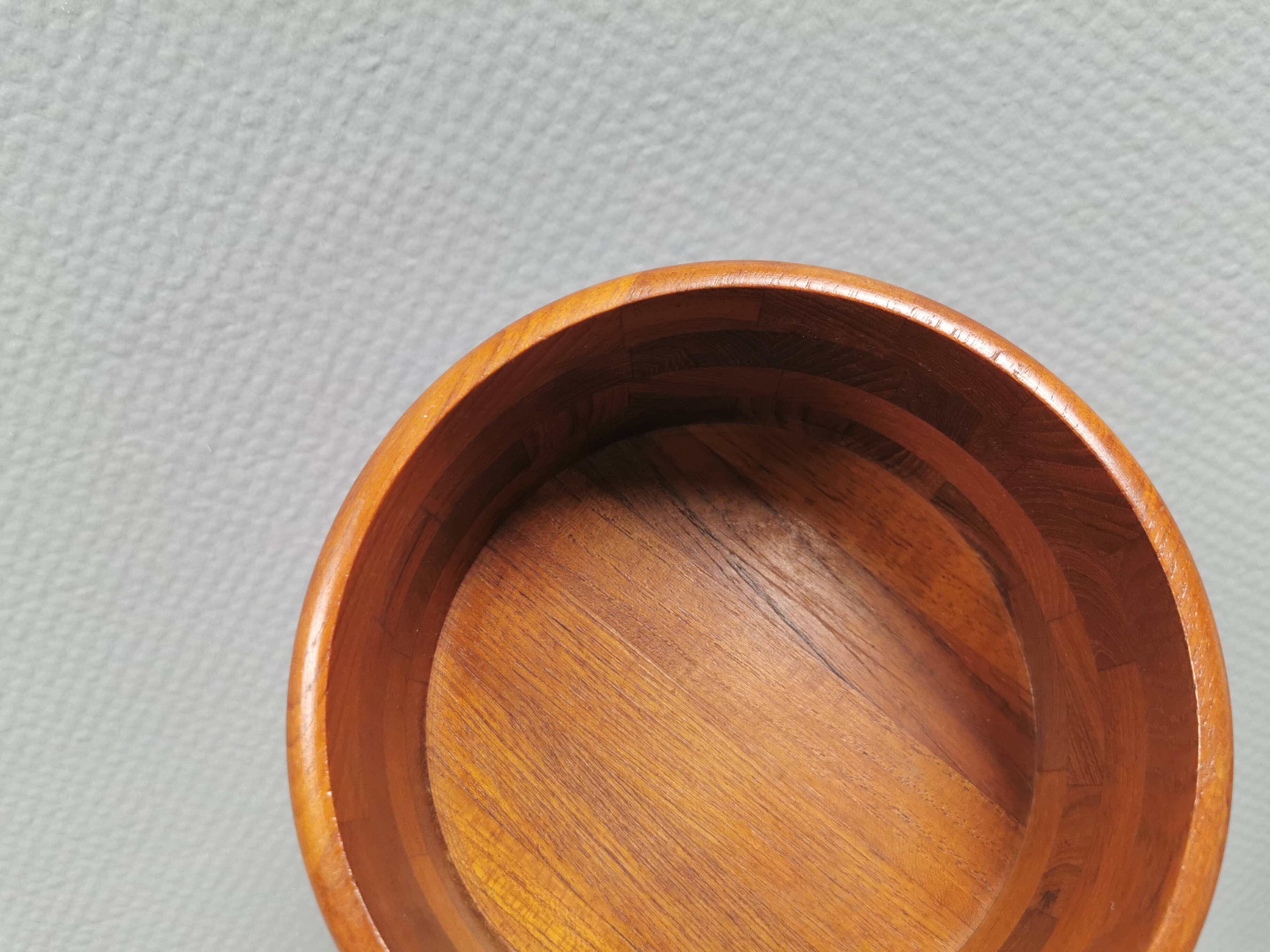Beautiful wooden bowl in teak from Danish Kjeni 1950s.