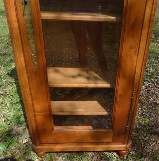 Showcase 1 glass door in solid cherry wood with sculpture - Very good condition