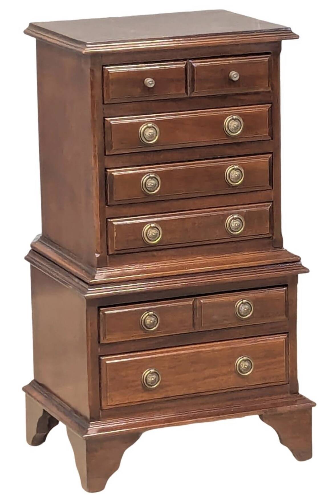 A small Georgian style mahogany chest of drawers