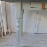 Table de ferme vintage piètement et ceinture réenchantés en vert de gris, plateau bois.