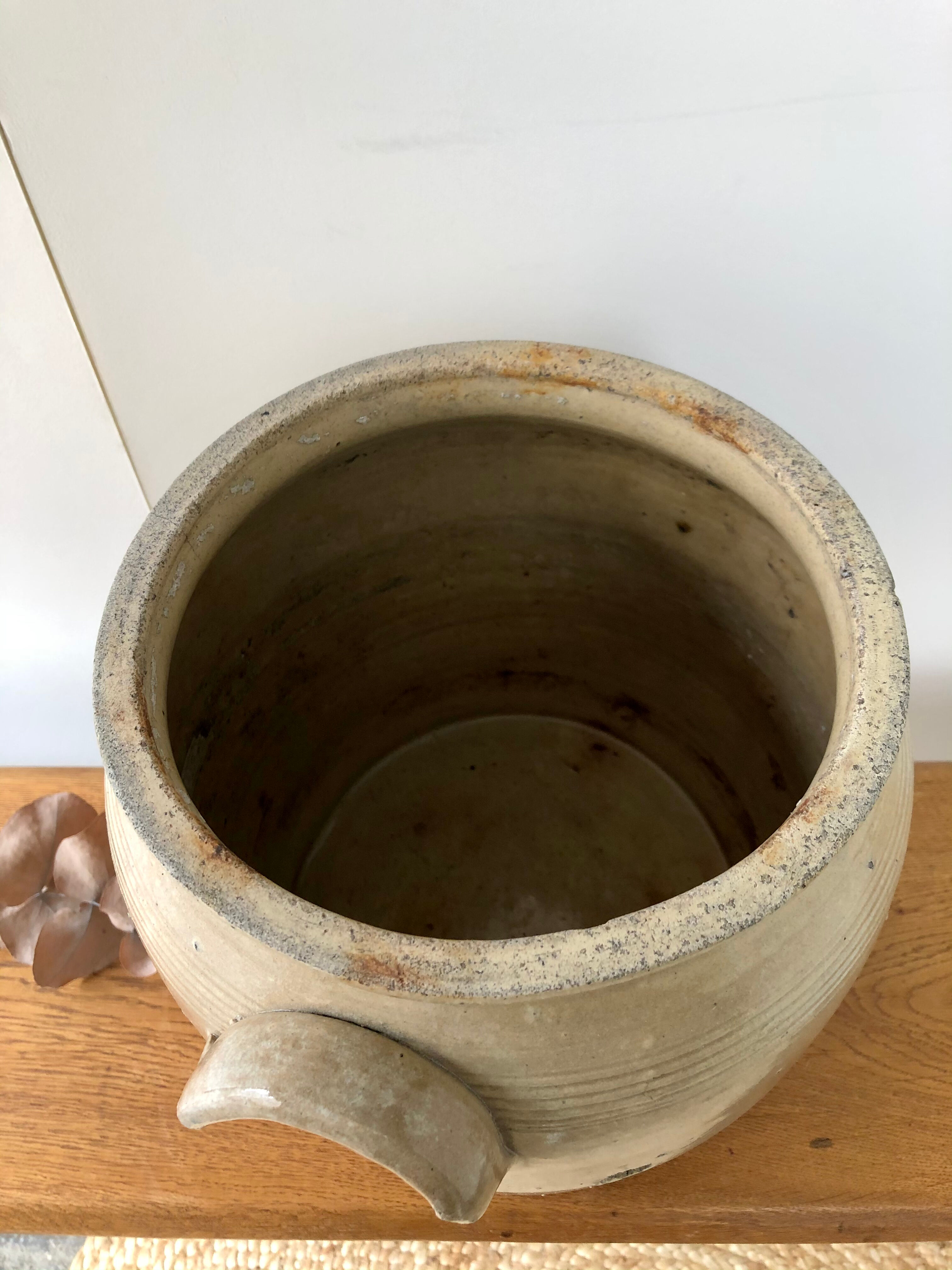 Beige varnished sandstone pot