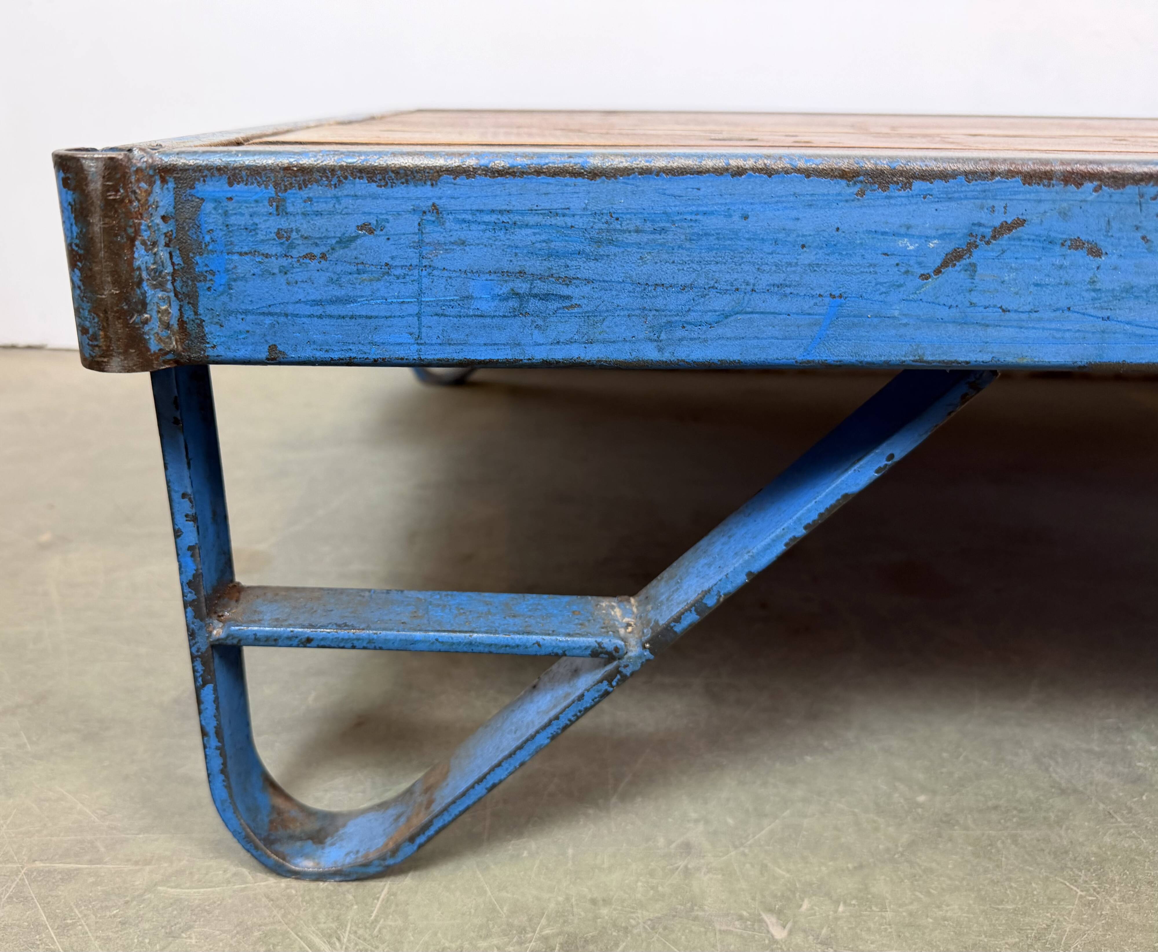 Table basse industrielle bleue, années 1960