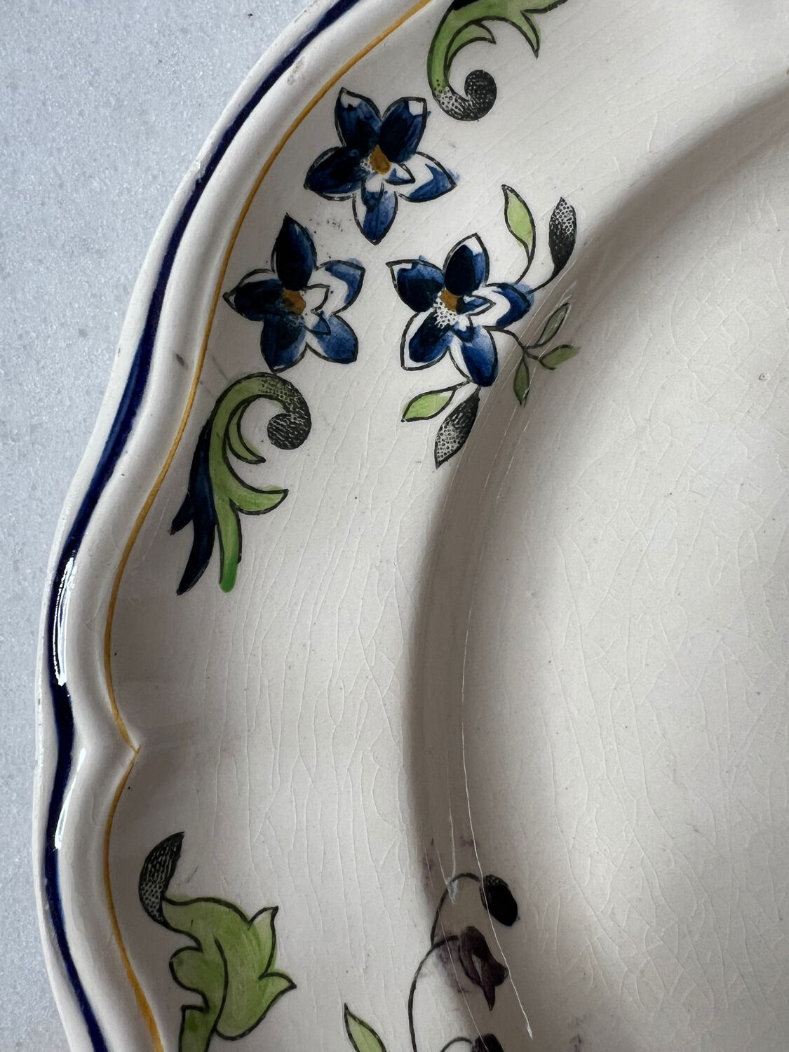 Assiette plate peint à la main Longchamp Cléry