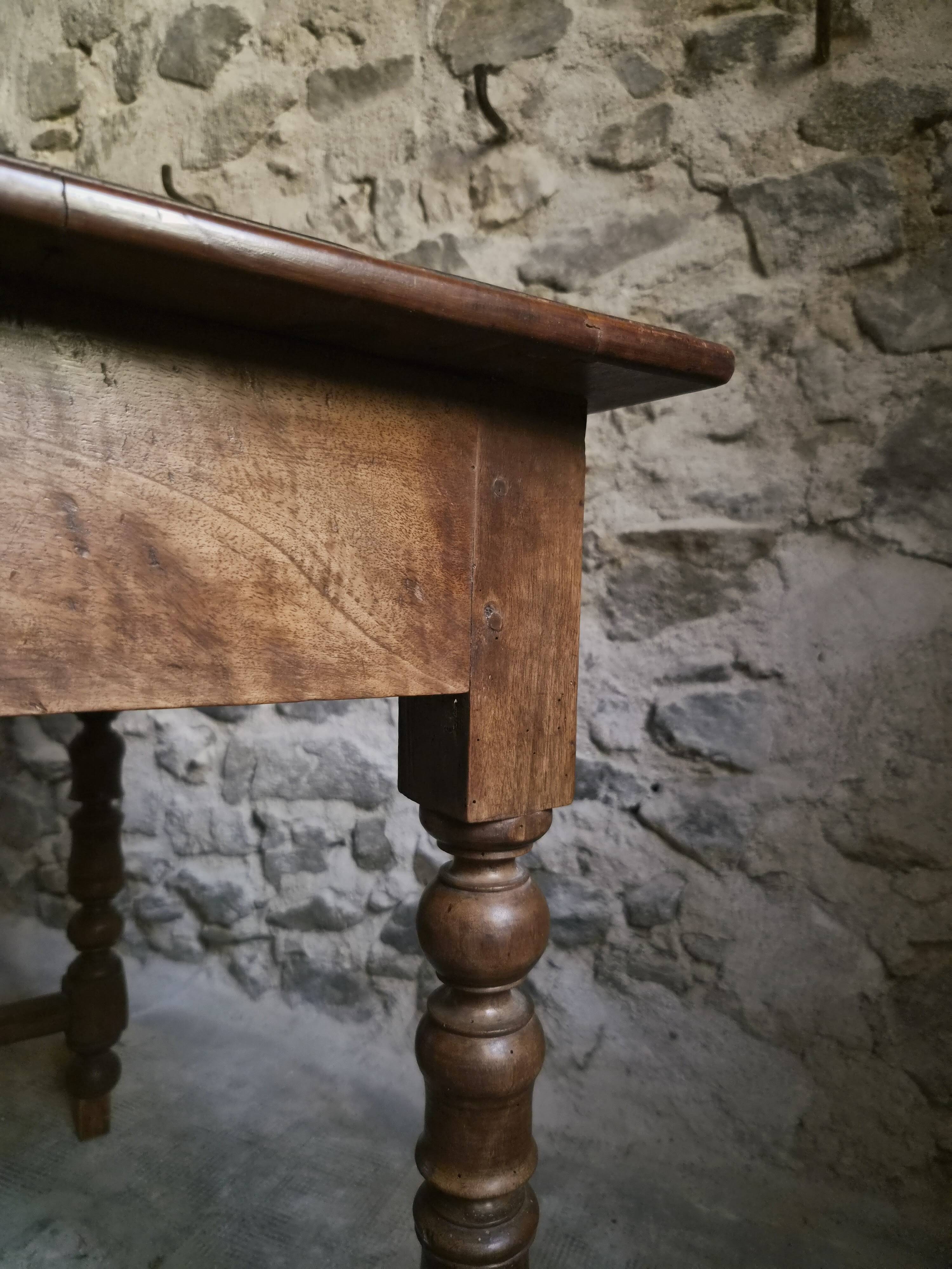 Table d'écriture française ancienne en noyer, bureau du XVIIIe siècle avec tiroir, vers 1750–1800