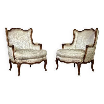Paire de petites bergères à oreilles de style Louis XV en noyer sculpté, estampille de Bosson