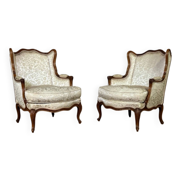 Paire de petites bergères à oreilles de style Louis XV en noyer sculpté, estampille de Bosson