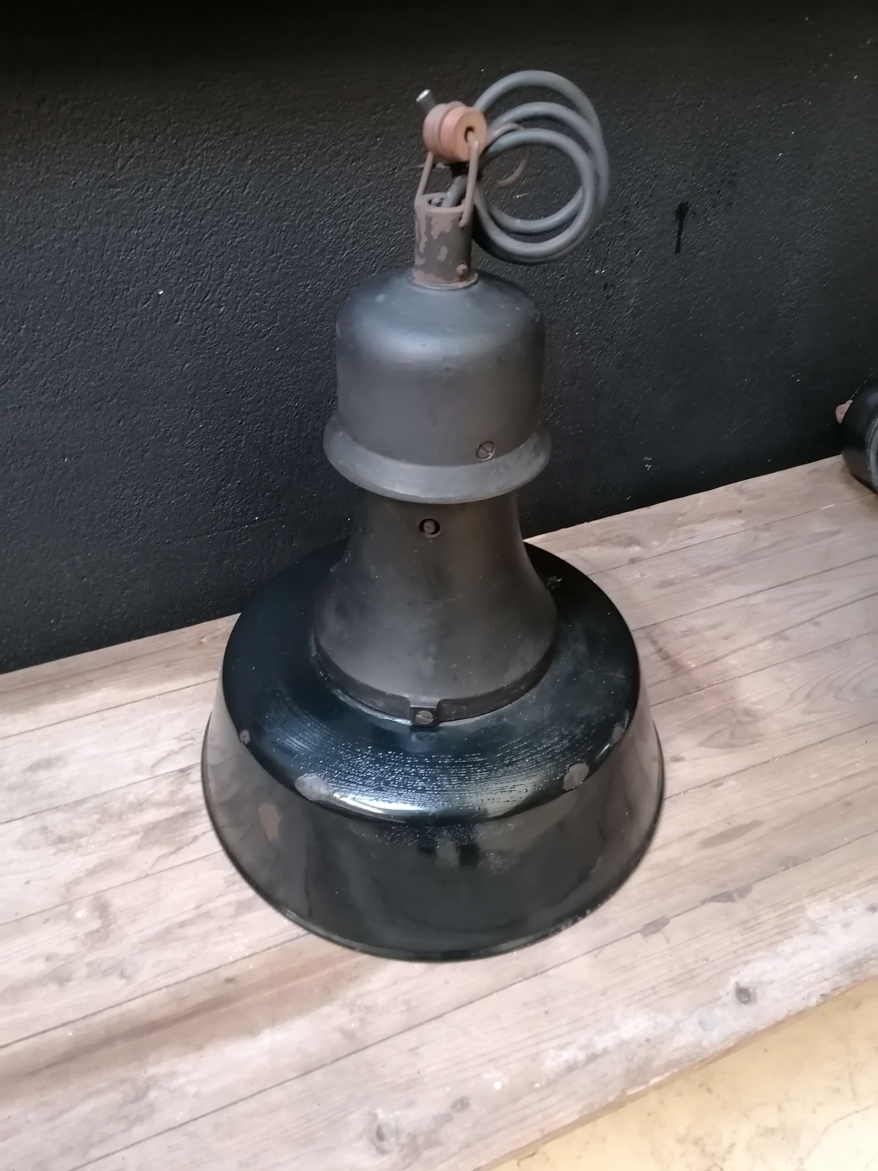 Industrial hanging lamps in enamelled metal, 50