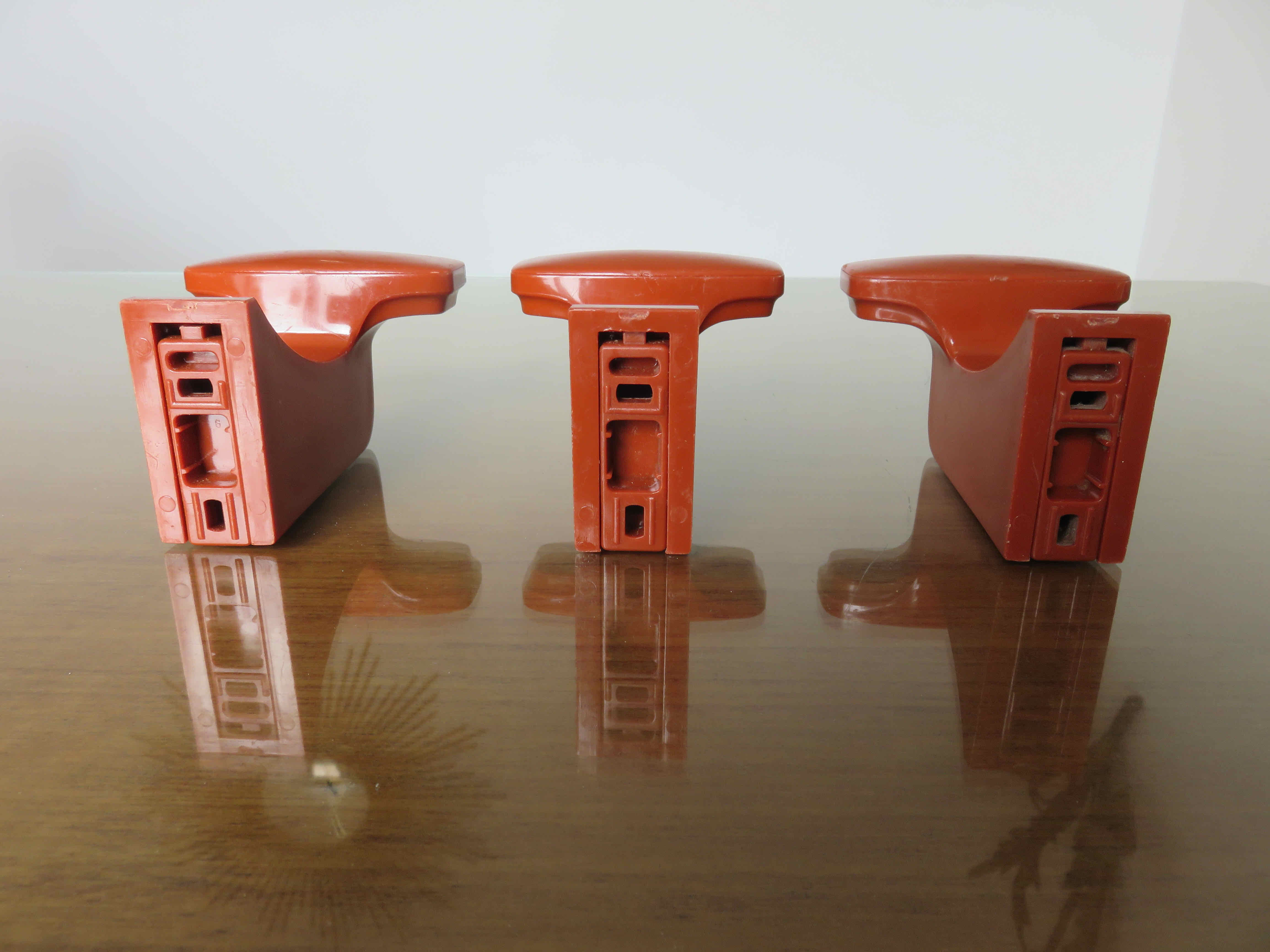 Series of 3 wall hooks grosfillex 70s