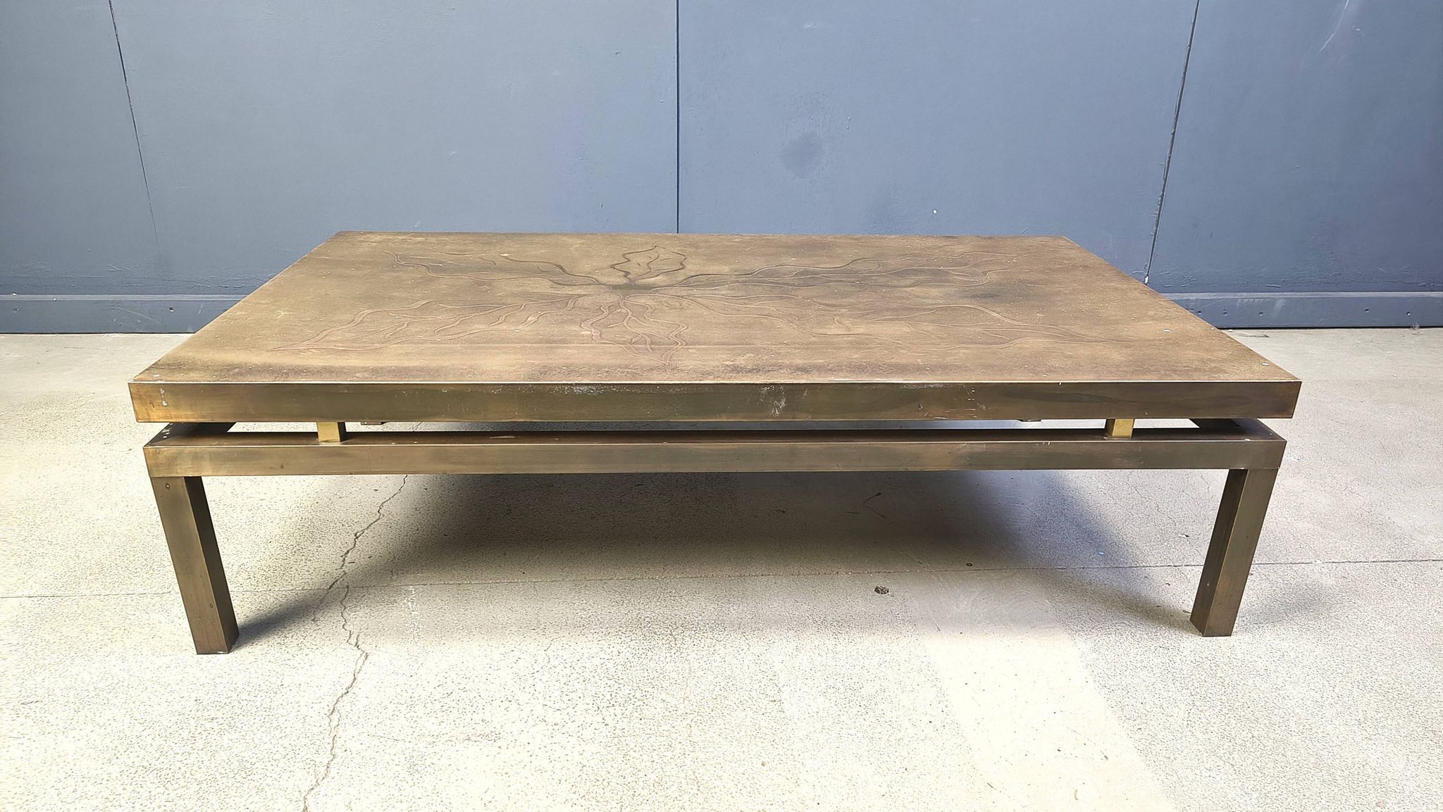 Table basse en laiton gravé vintage signée par Willy Daro, années 1970.