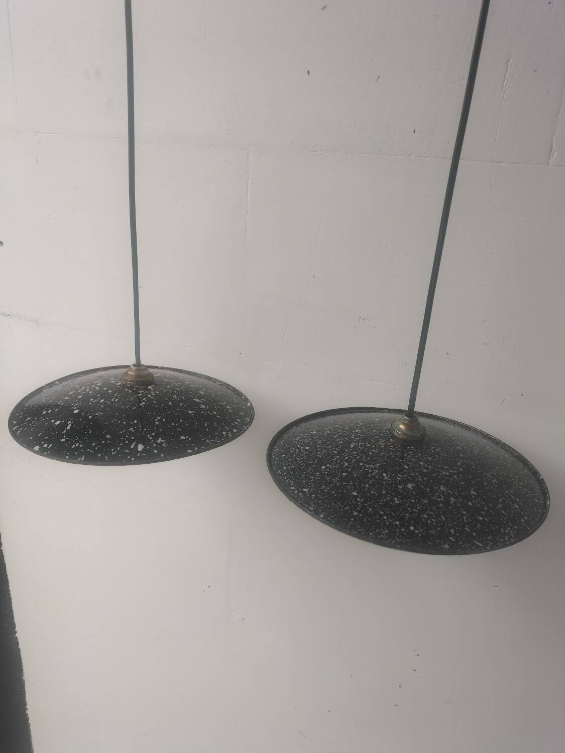 2 enamelled sheet metal suspensions