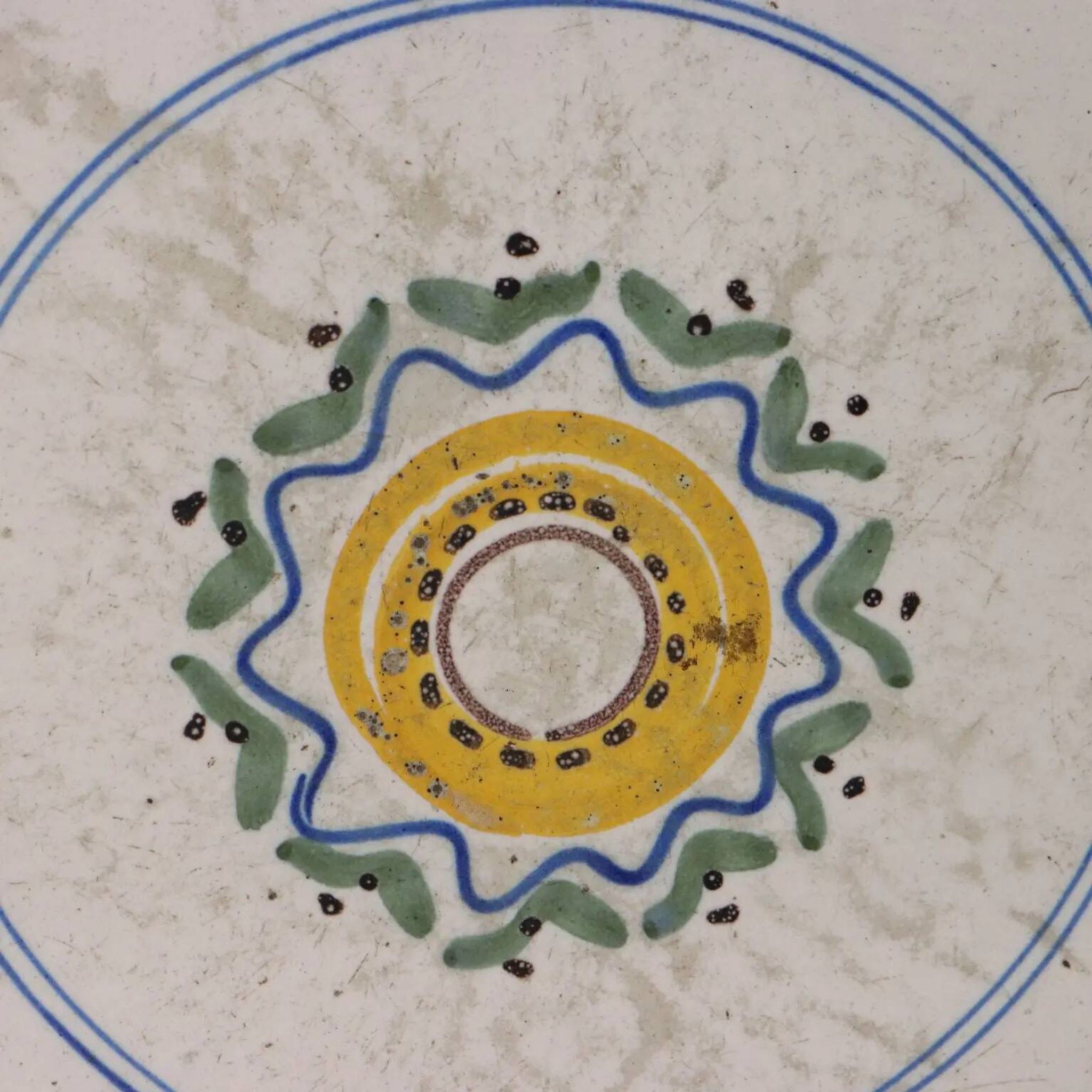 Assiette ancienne en majolique décorée, Italie, XVIIIe siècle