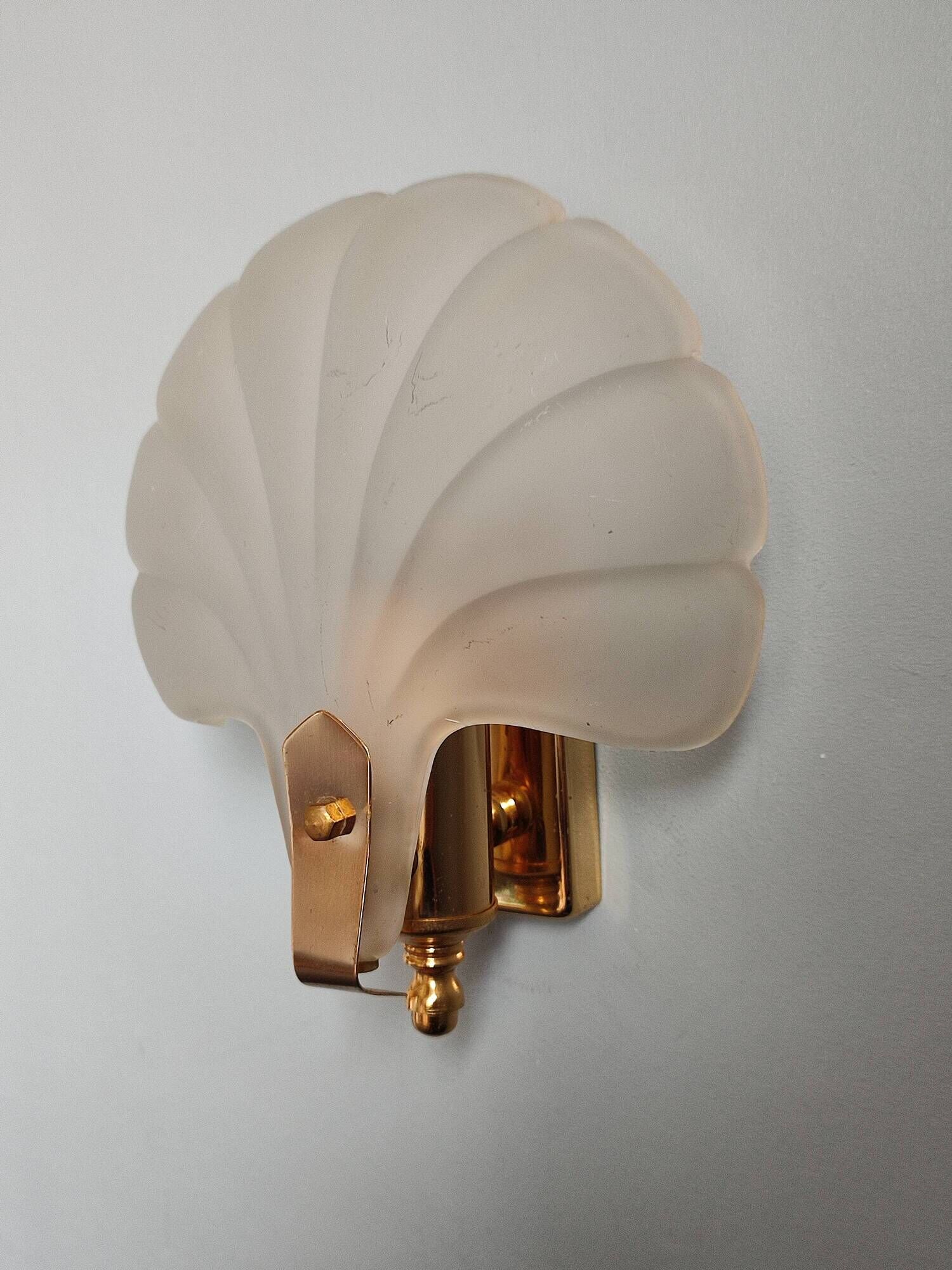 Shell-shaped wall lamp in frosted glass and vintage brass