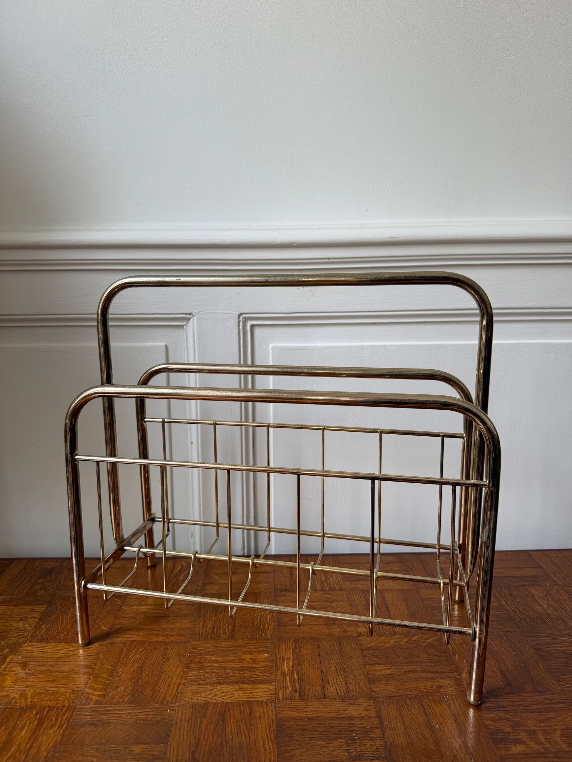 Porte-revues en métal doré - esprit Mid-Century