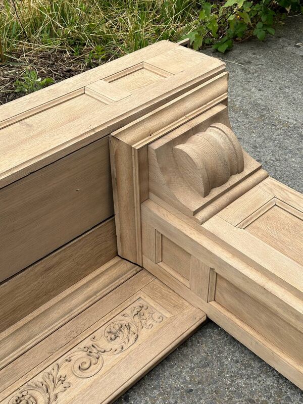 Manteau de cheminée en chêne massif sculpté