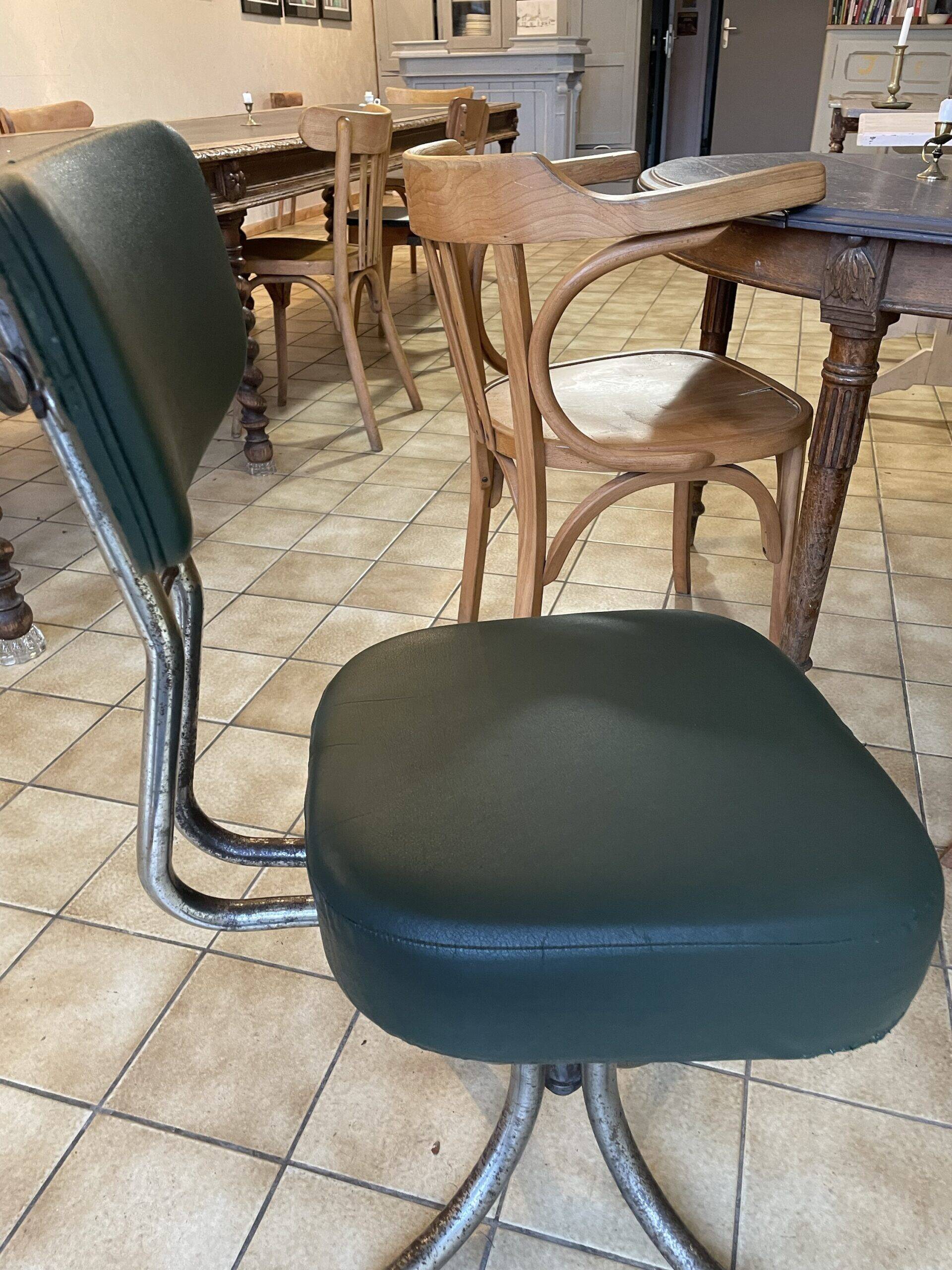 Pullman style workshop chair