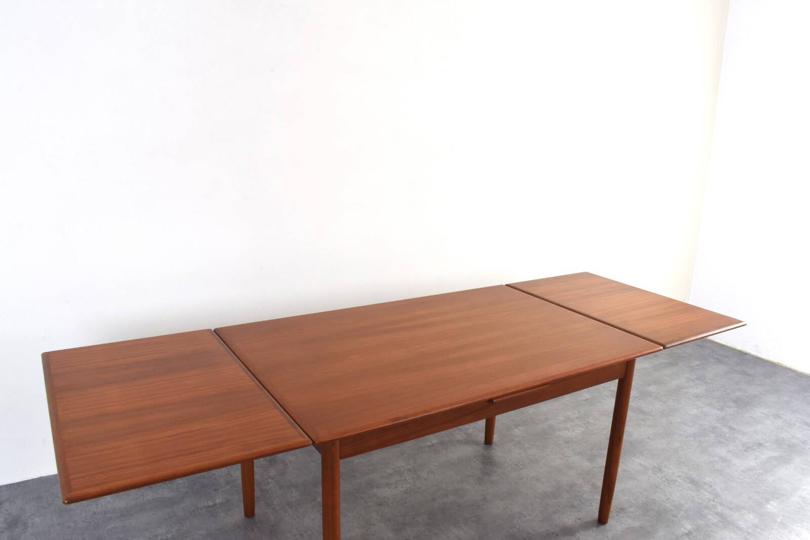 Table de salle à manger extensible en teck danois, style milieu du XXe siècle, années 1960.