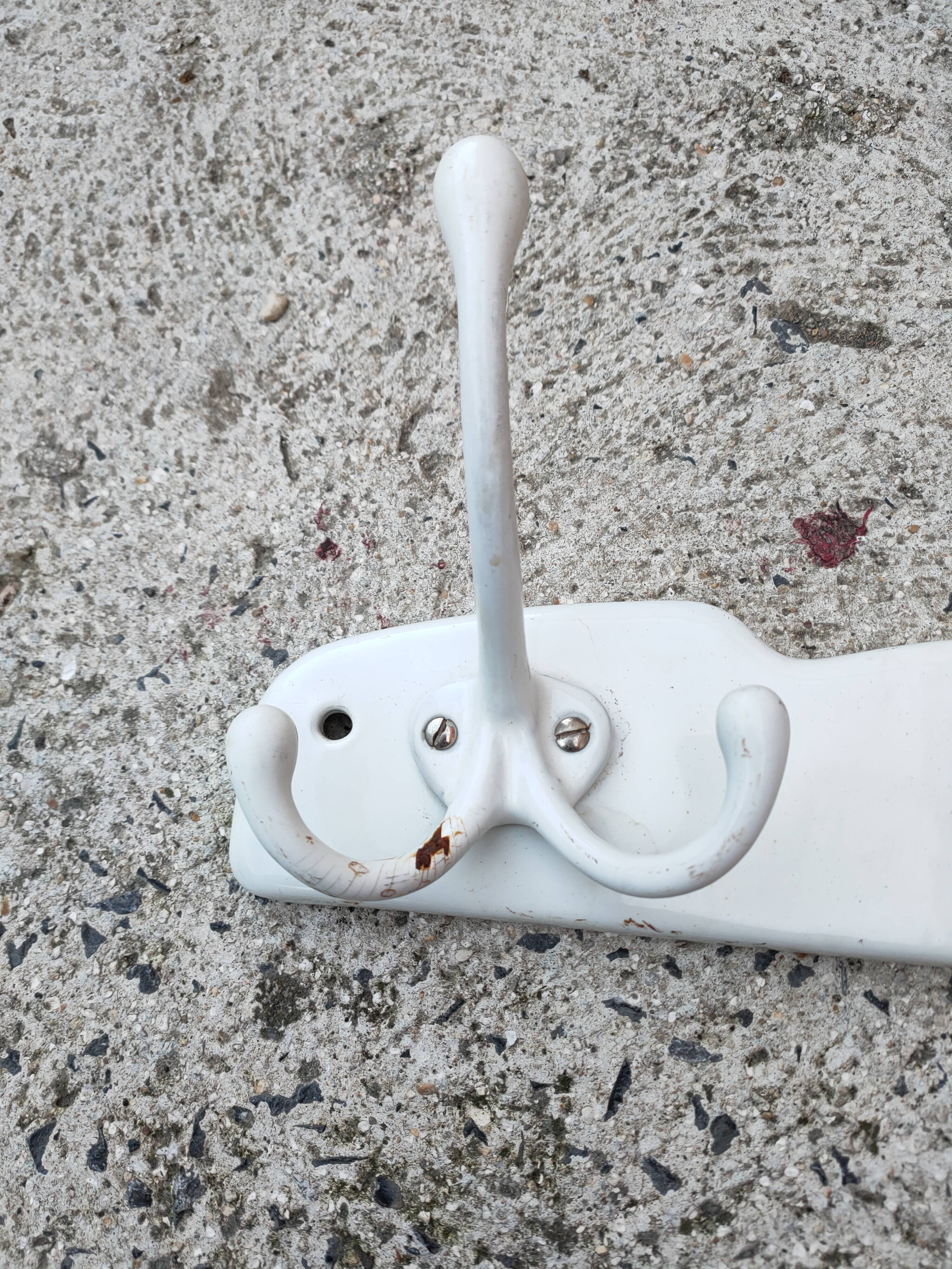 Portemanteau ancien en fonte émaillée