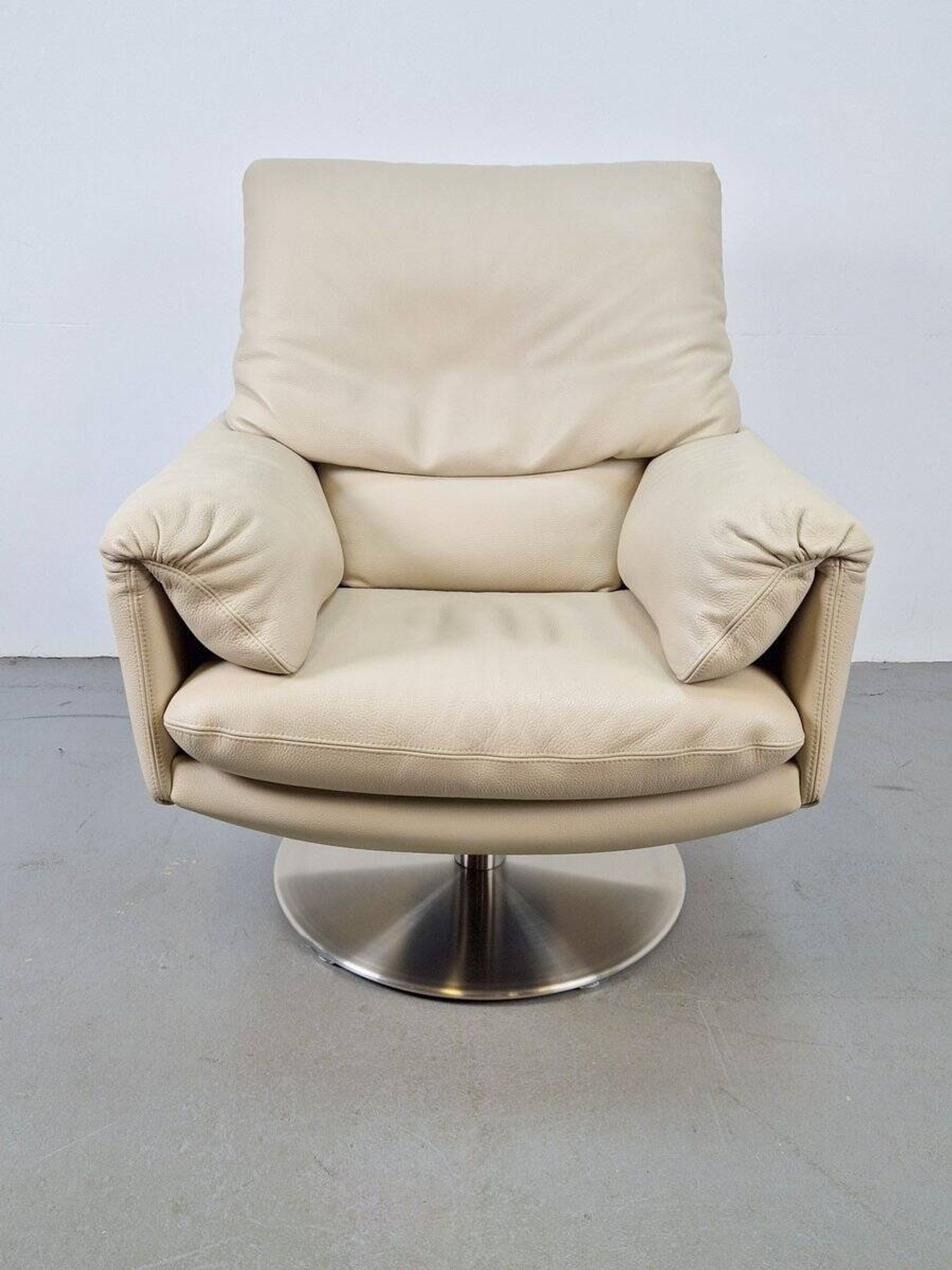 Fauteuil Cece pivotant en cuir de Leolux