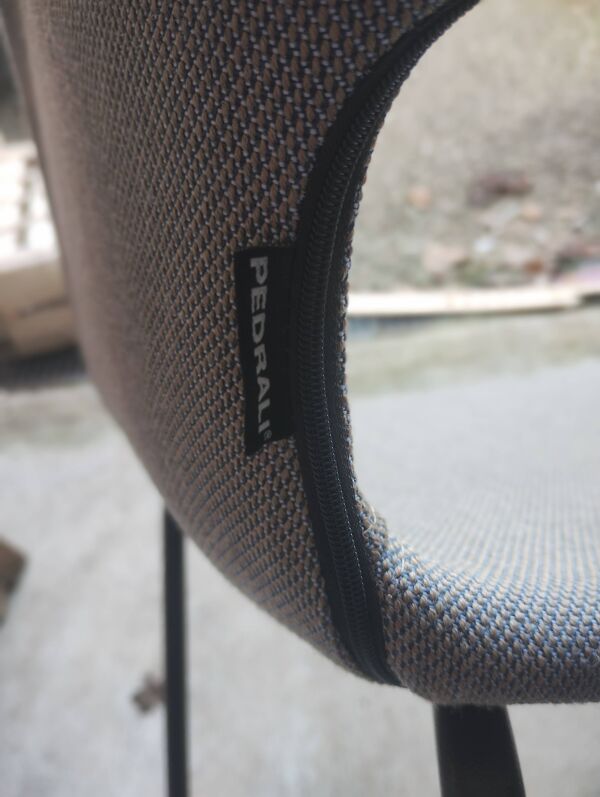 Fauteuil en tissu Pedrali Babila avec pieds en frêne noir