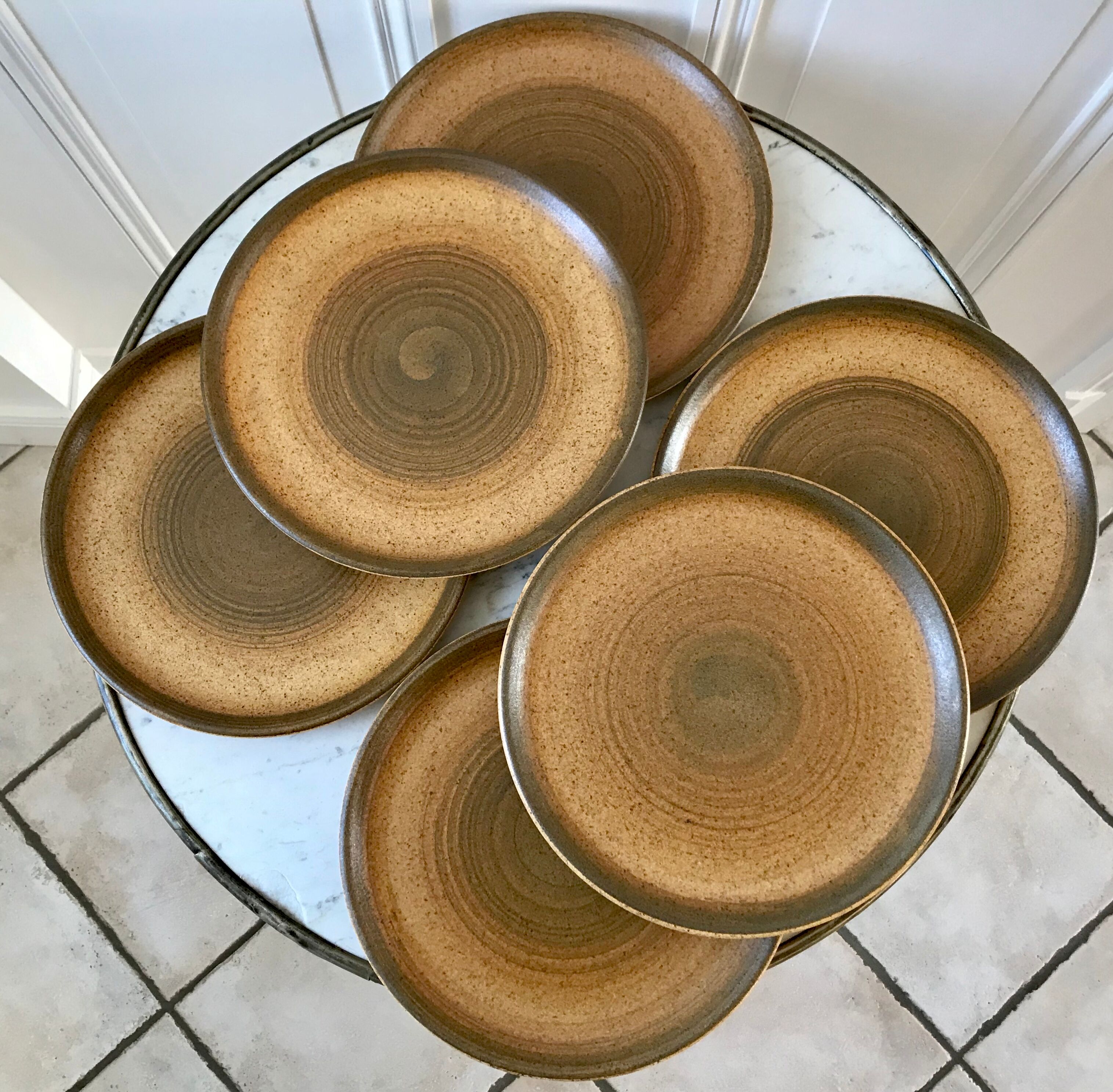 Set of 6 Lonchamp flat plates in hand-painted sandstone