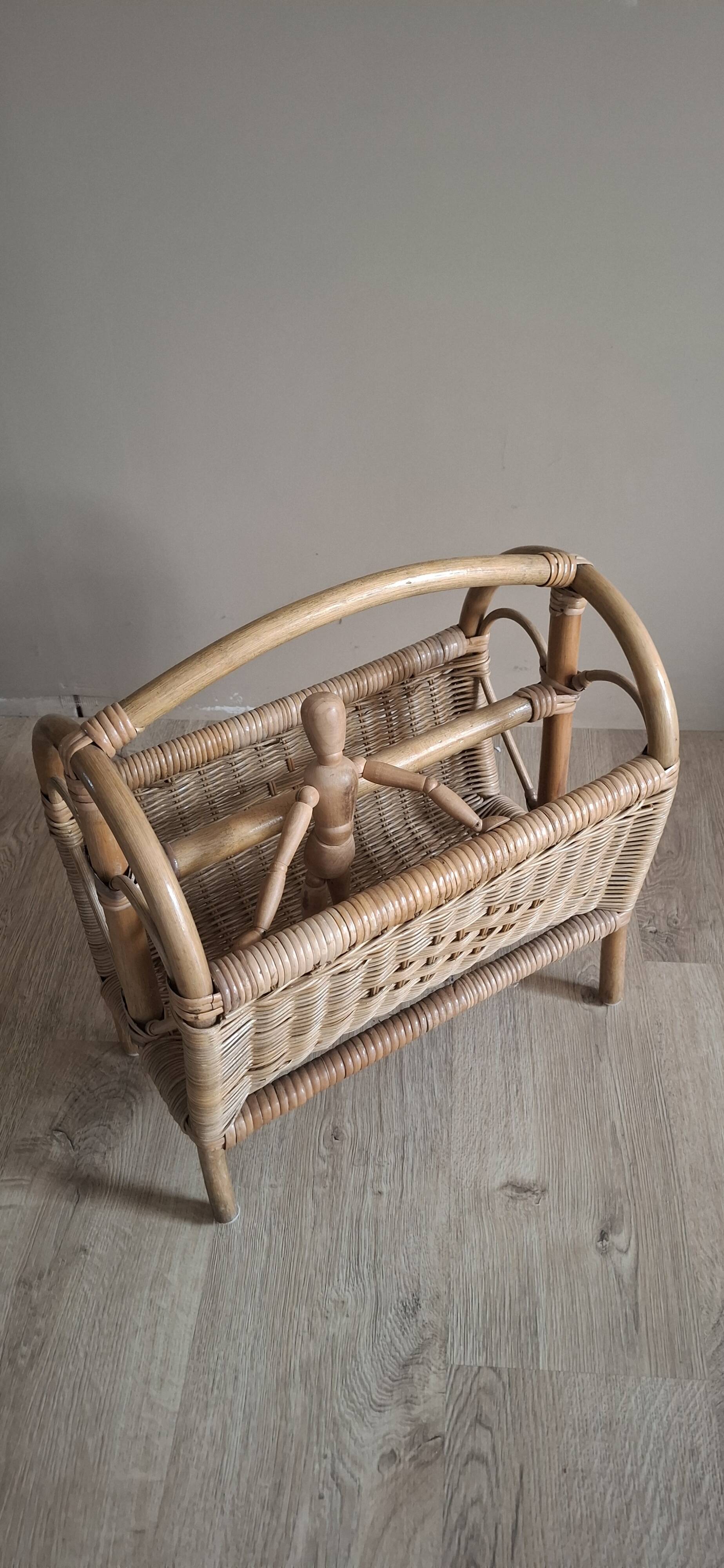 Heart-shaped rattan magazine rack