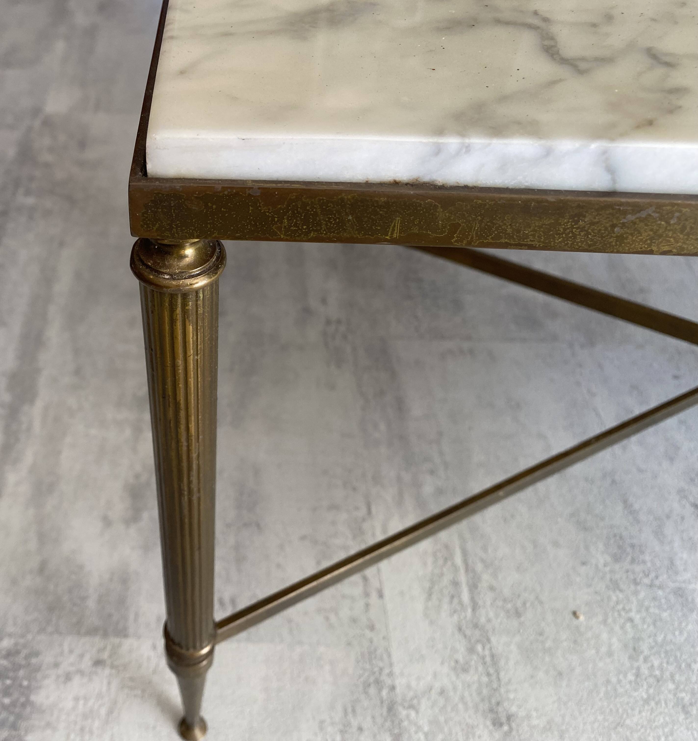 Table basse marbre blanc gris structure en métal laiton doré vintage 60s