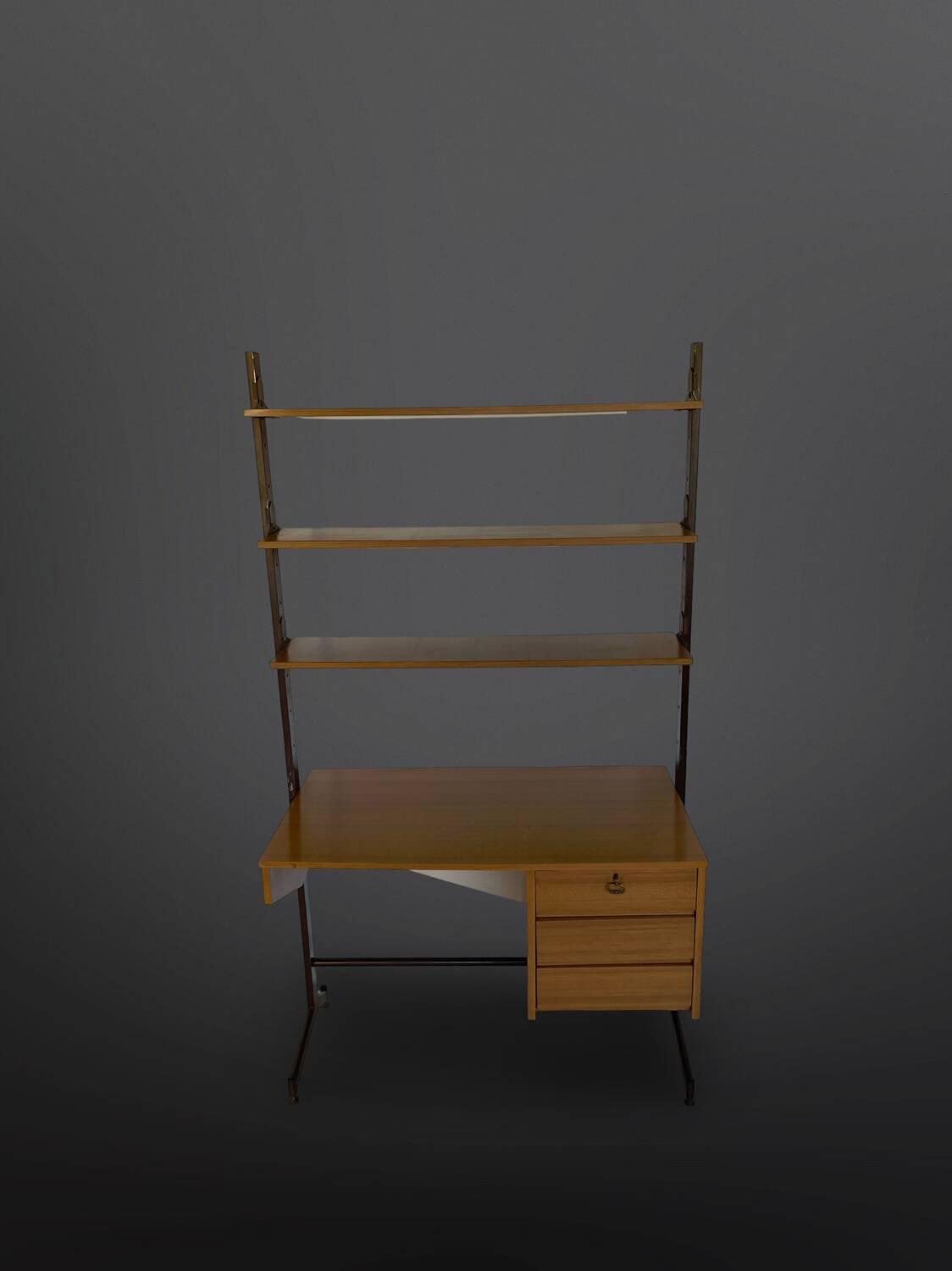 Bibliothèque italienne du milieu du siècle avec bureau.