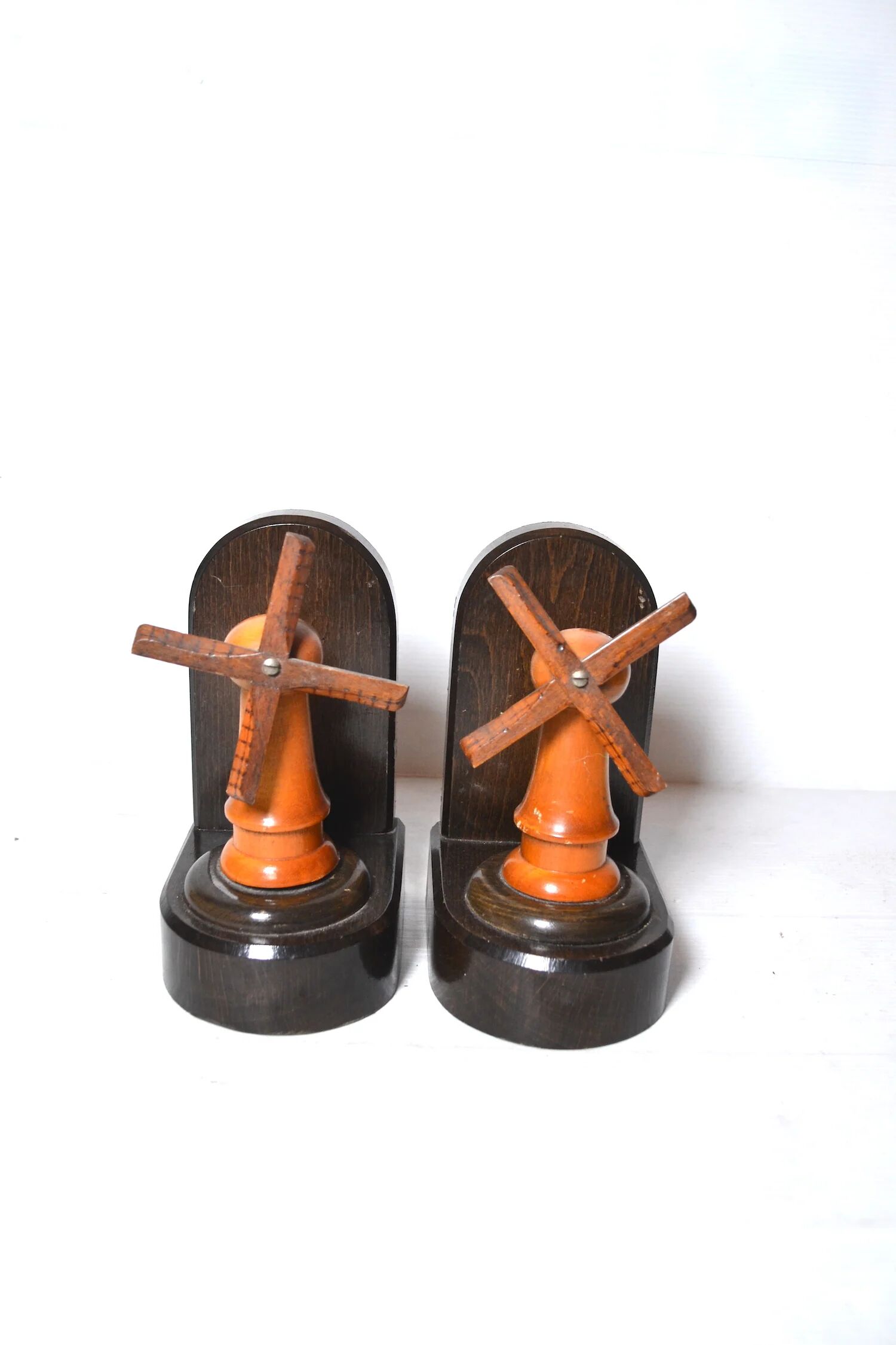 Wooden bookends mills