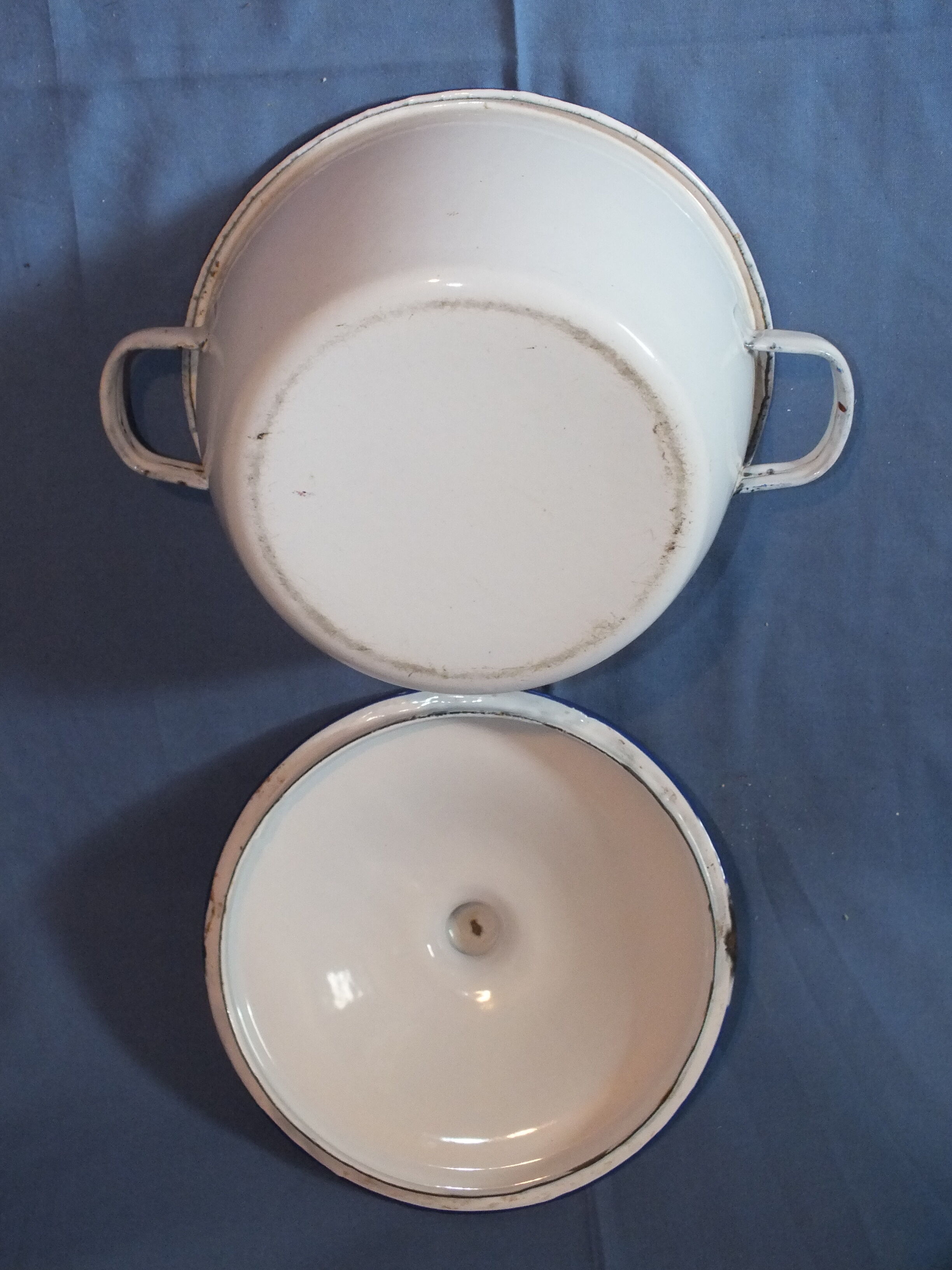 Small bowl pot in vintage enamelled sheet metal