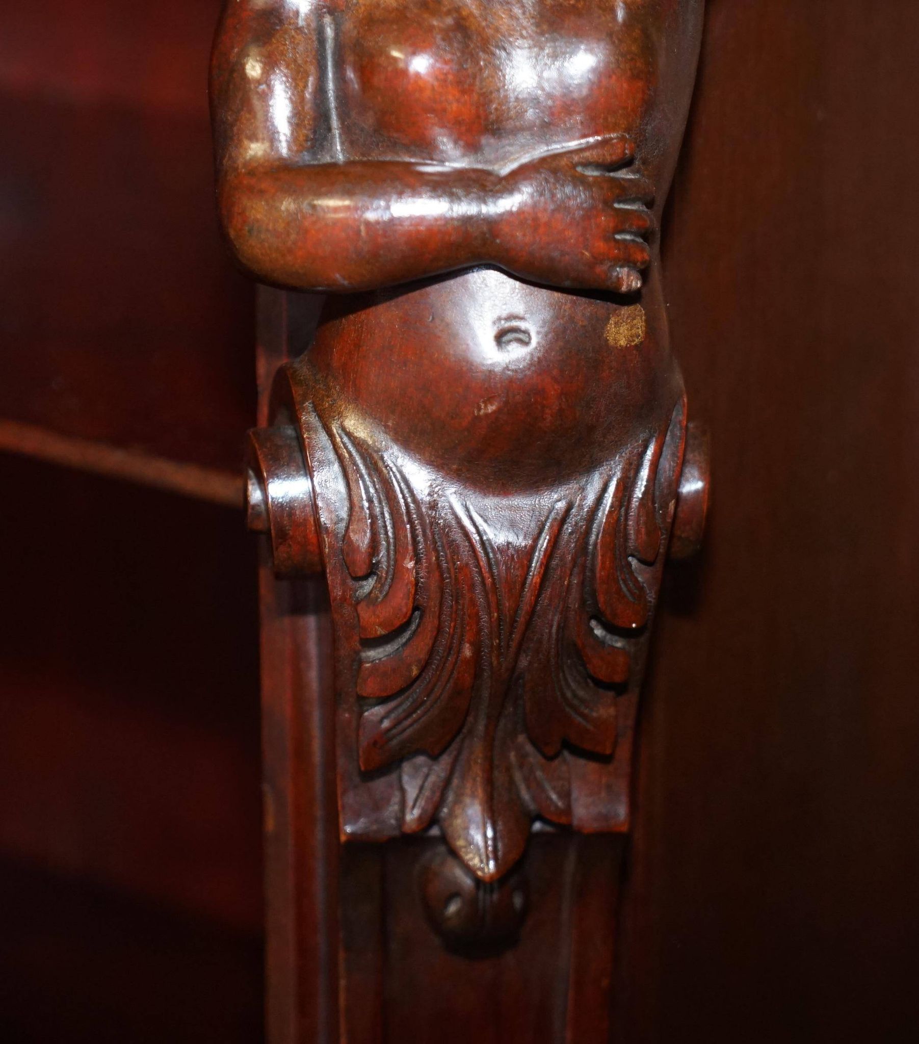 Bibliothèque sculptée à la main circa 1900 en bois dur avec statues Hermès