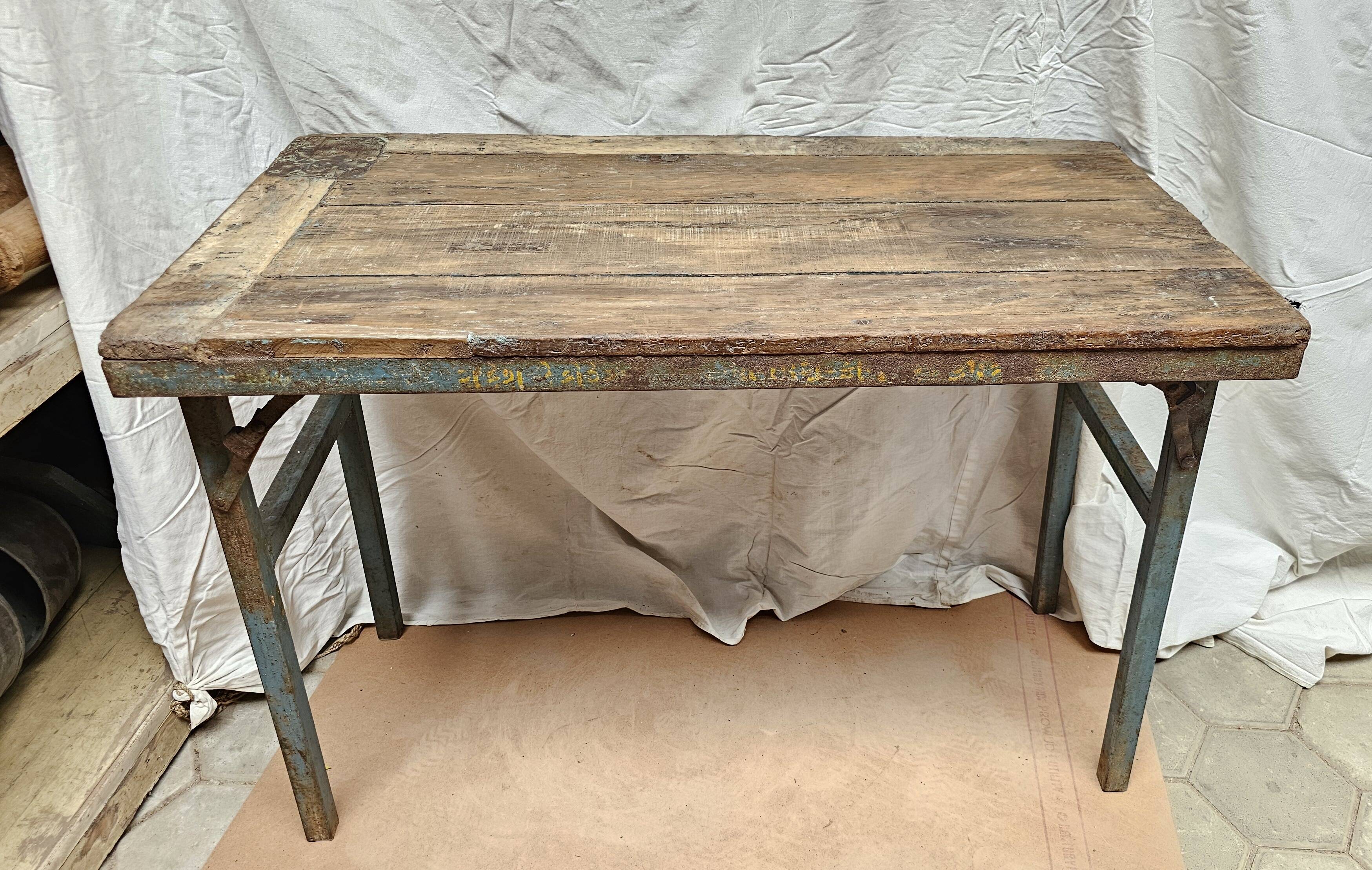 Table pliante d'atelier en teck et fer forgé